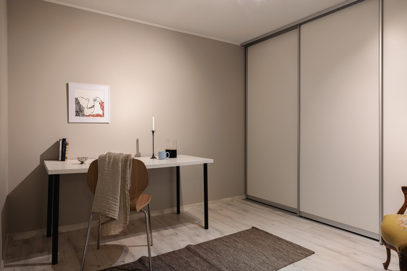 Boligen er godt utstyrt med garderobe- og oppbevaringsmuligheter. Galleribilde