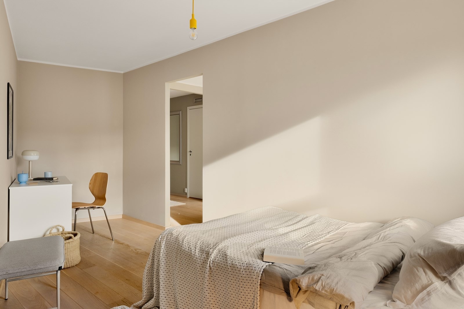 Soverommet er malt i lys og lett farge. Galleribilde