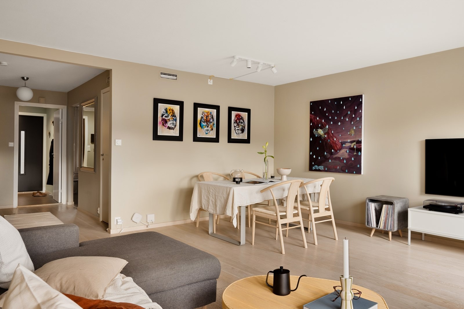 Stuen er lys og luftig med god plass. Galleribilde