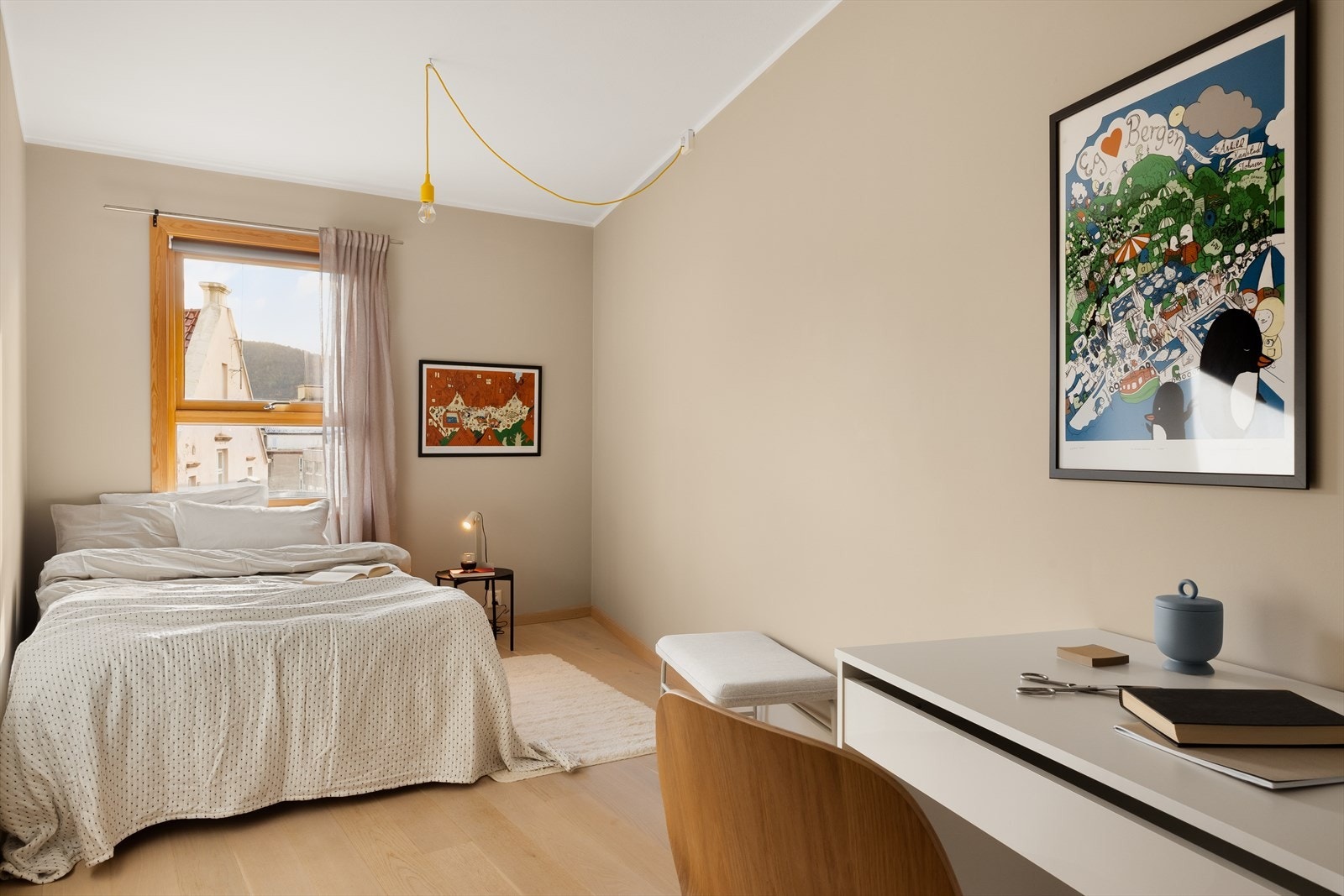 I denne etasjen finner du også ett av leilighetens tre soverom. Galleribilde