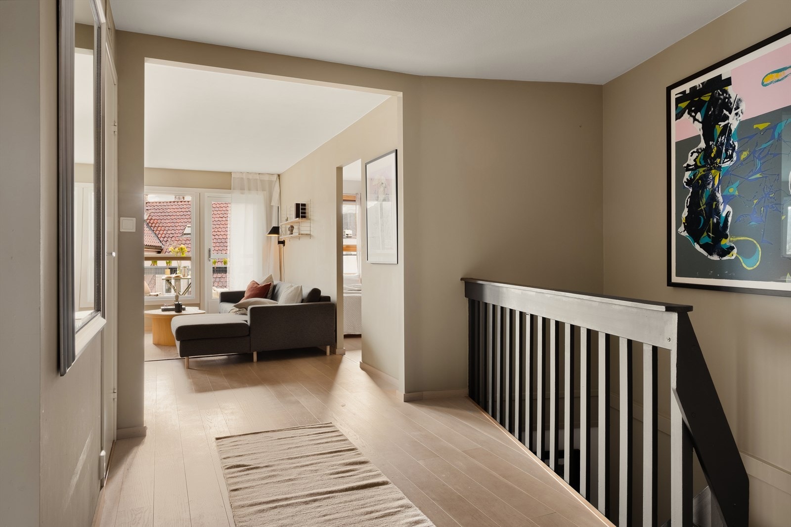 Lyst og åpent mellom stue og entrè. Galleribilde