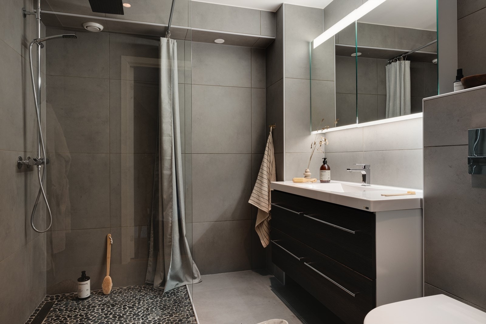 Rålekkert bad utført med pene og moderne fliser på gulv og vegger. Galleribilde