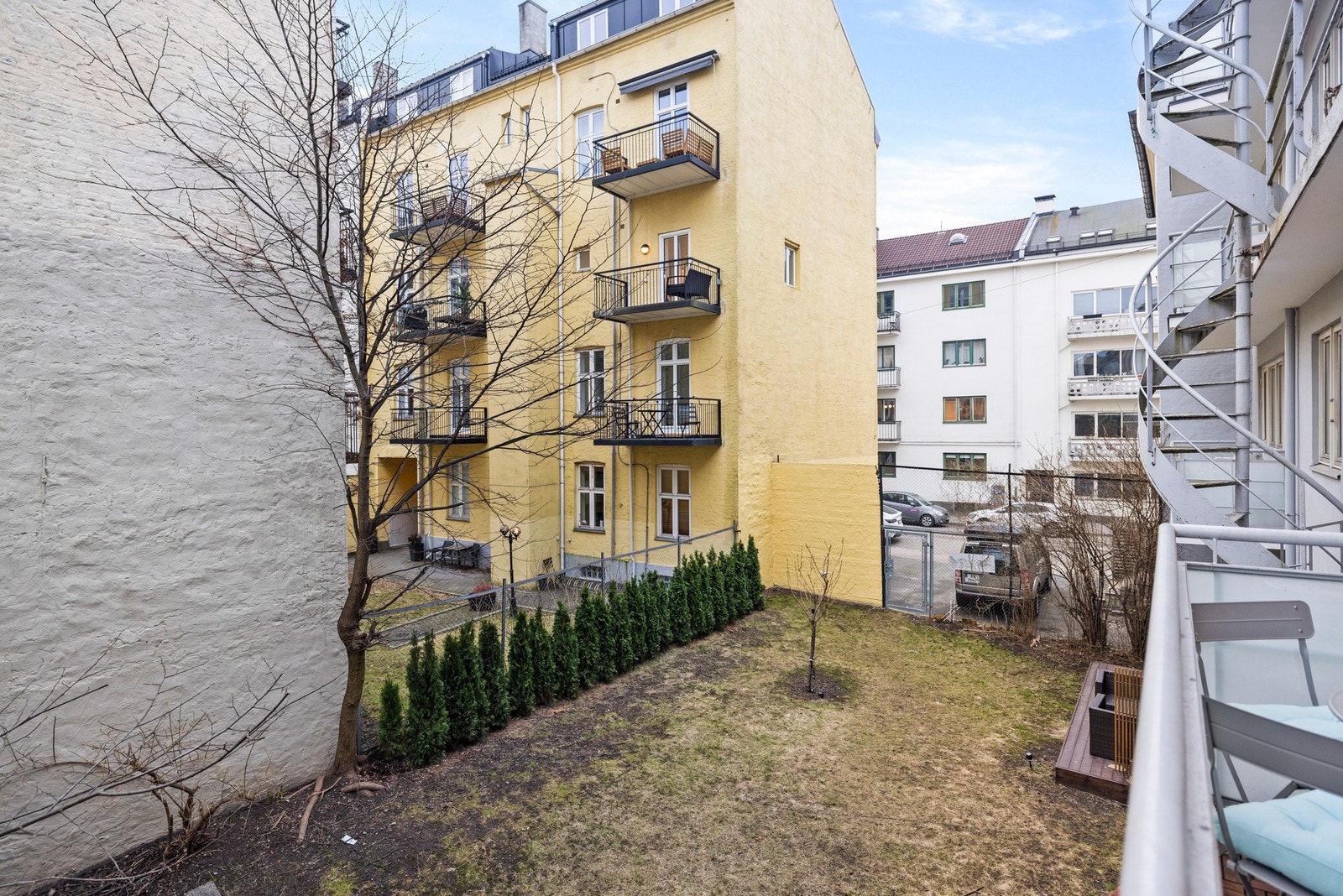 Hele leiligheten vender inn mot indre gårdsrom som er pent opparbeidet Galleribilde