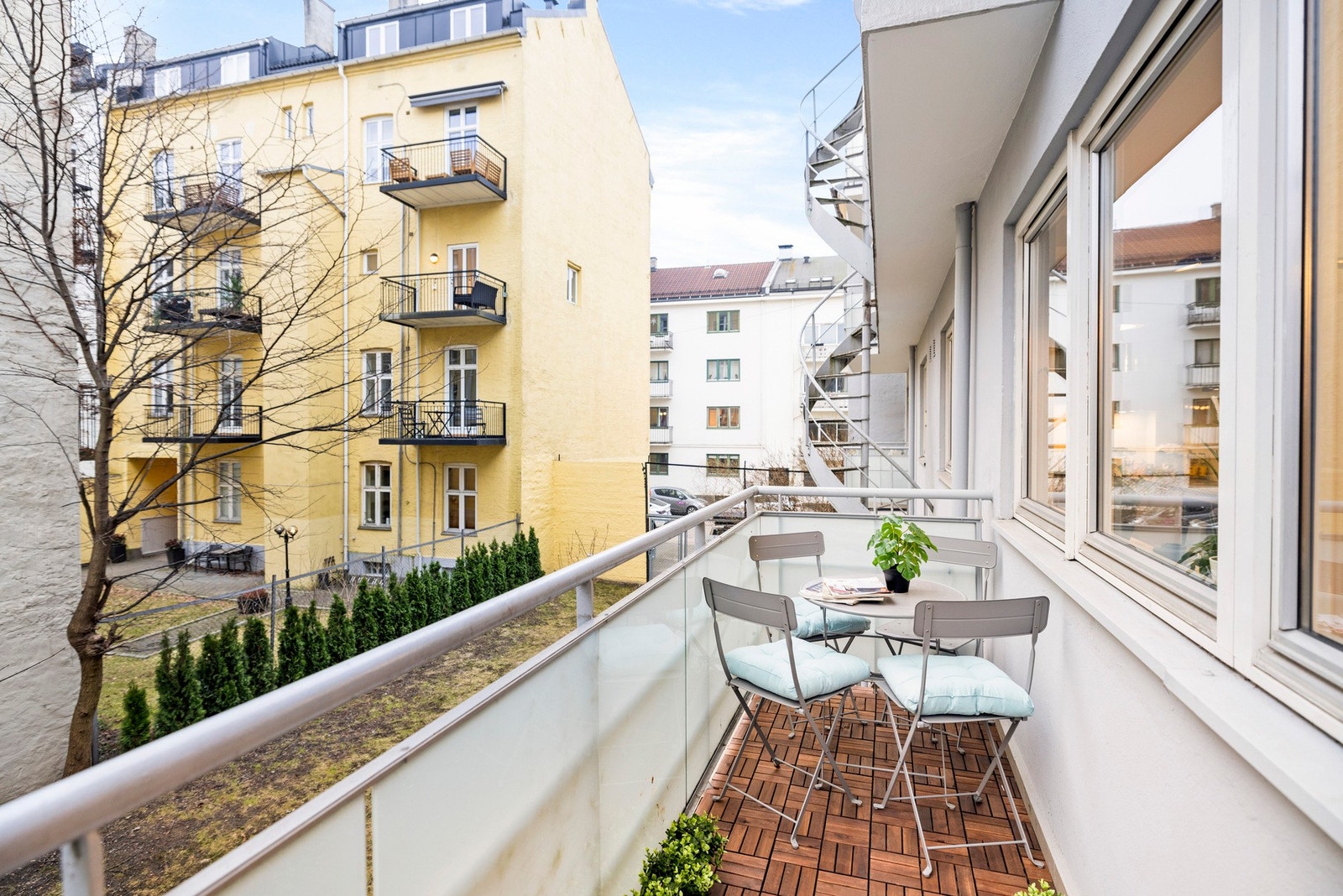 Leiligheten har utgang til koselig balkong med hyggelig utsyn til bakgården. Galleribilde
