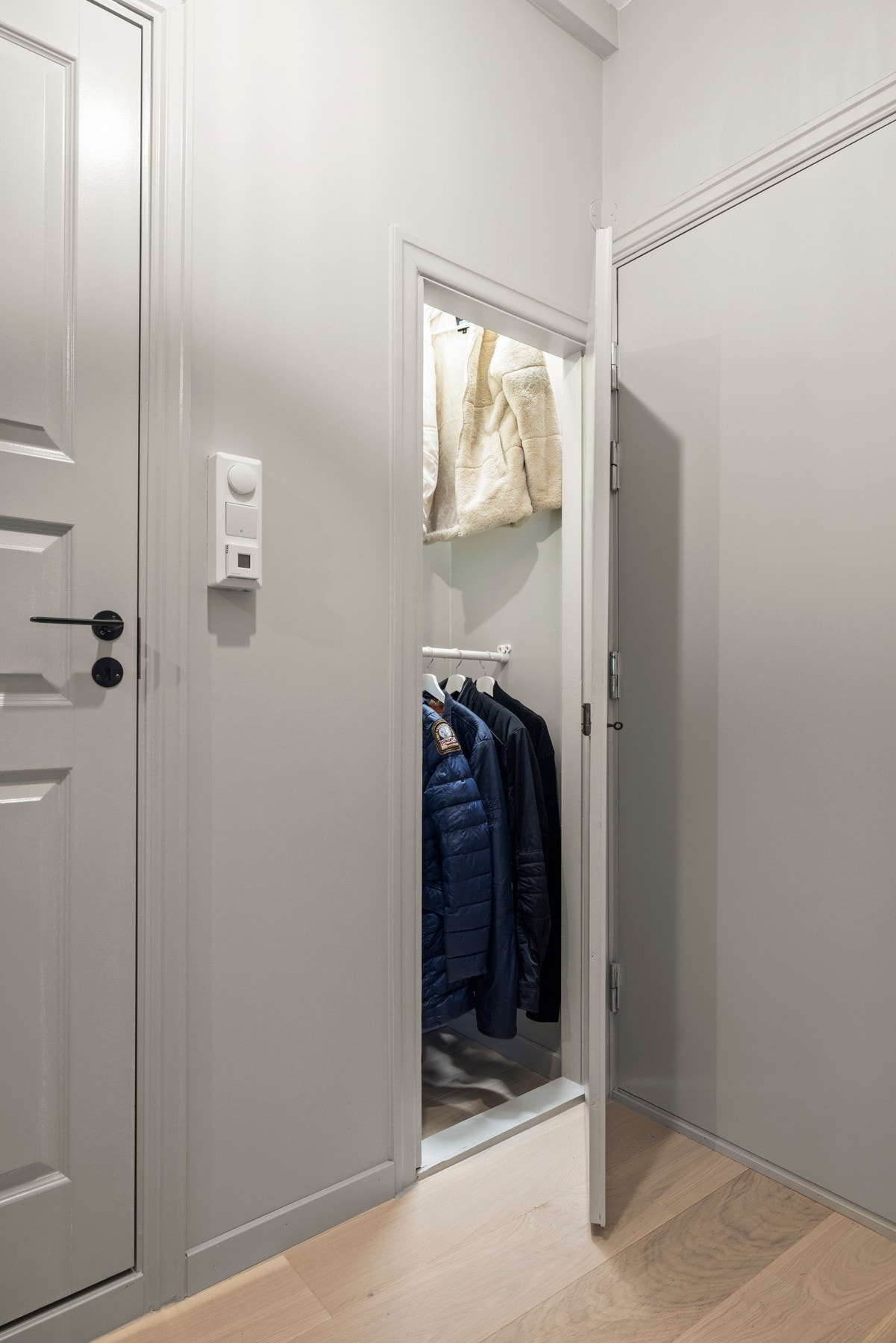 Entré med tilgang til innvendig kott med oppbevaringsmuligheter. Galleribilde