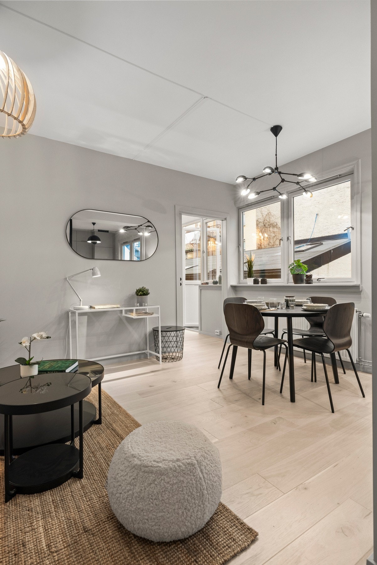 Store vindusflater slipper rikelig med naturlig lys inn og skaper en unik atmosfære. Galleribilde