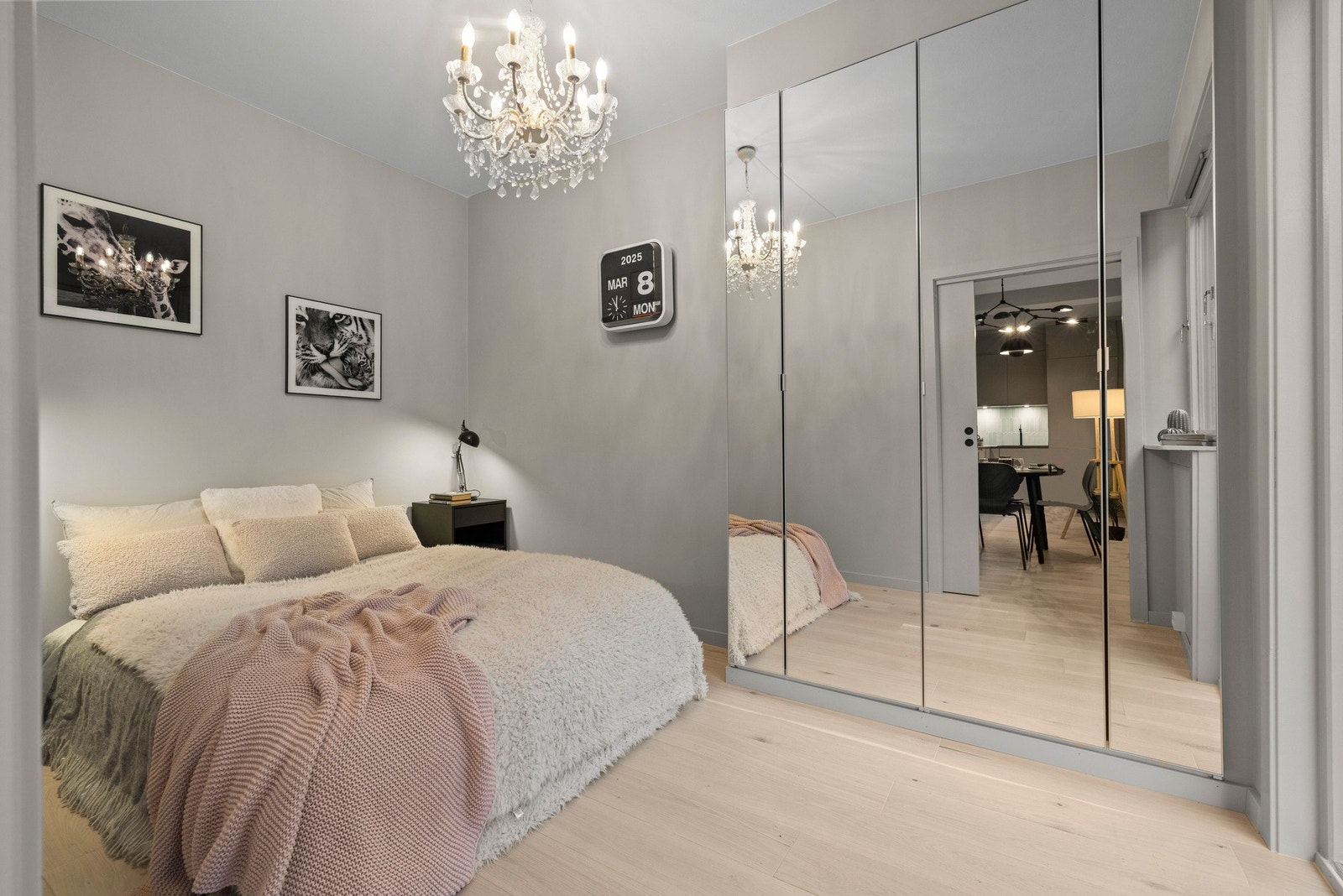 Soverom med plass til dobbeltseng, nattbord og tilhørende garderobeskap. Galleribilde