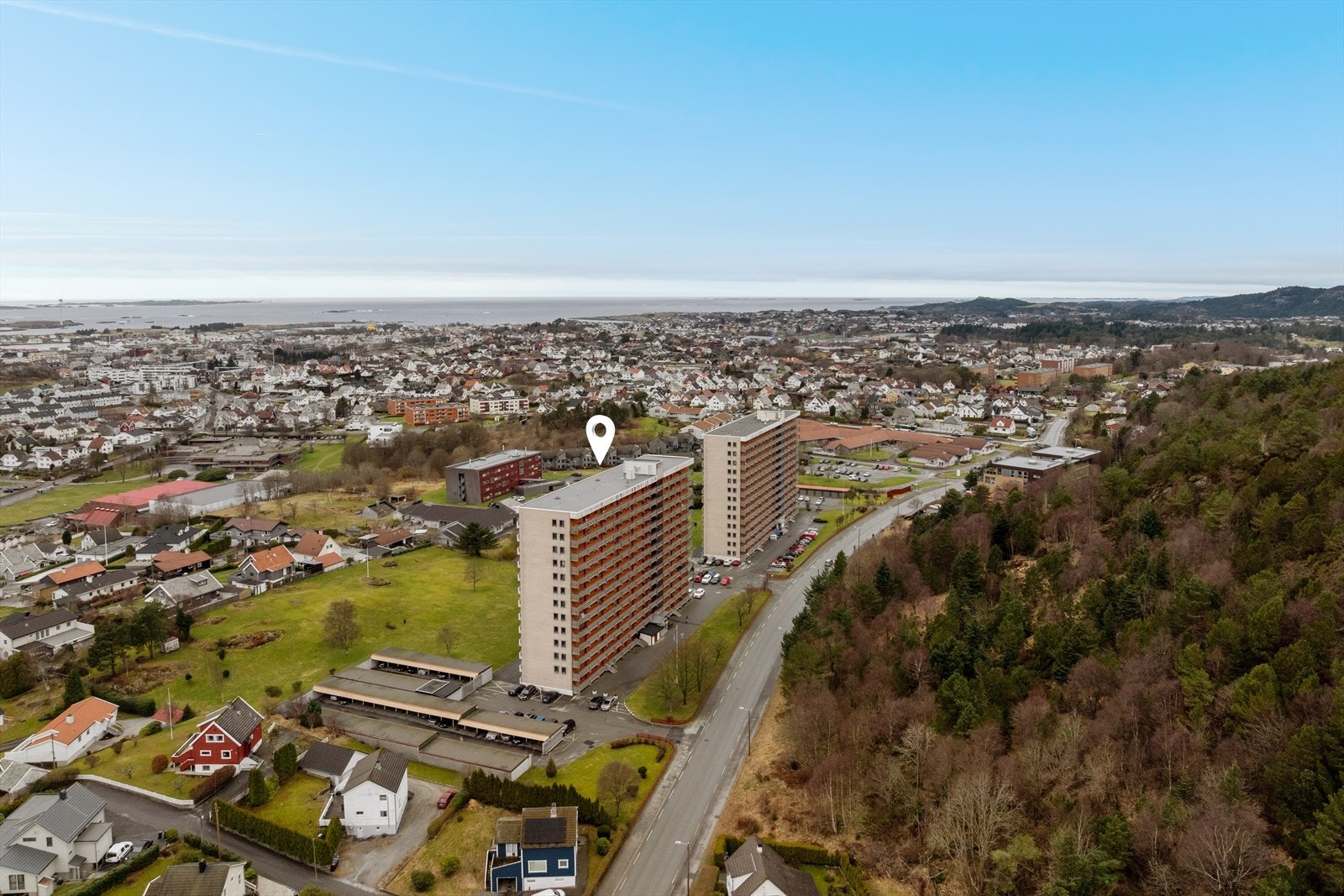 Attraktivt boligområde på Vardafjell med kort vei til barnehage, skole, dagligvarebutikker og Haugesund sentrum m/alle fasiliteter. Galleribilde