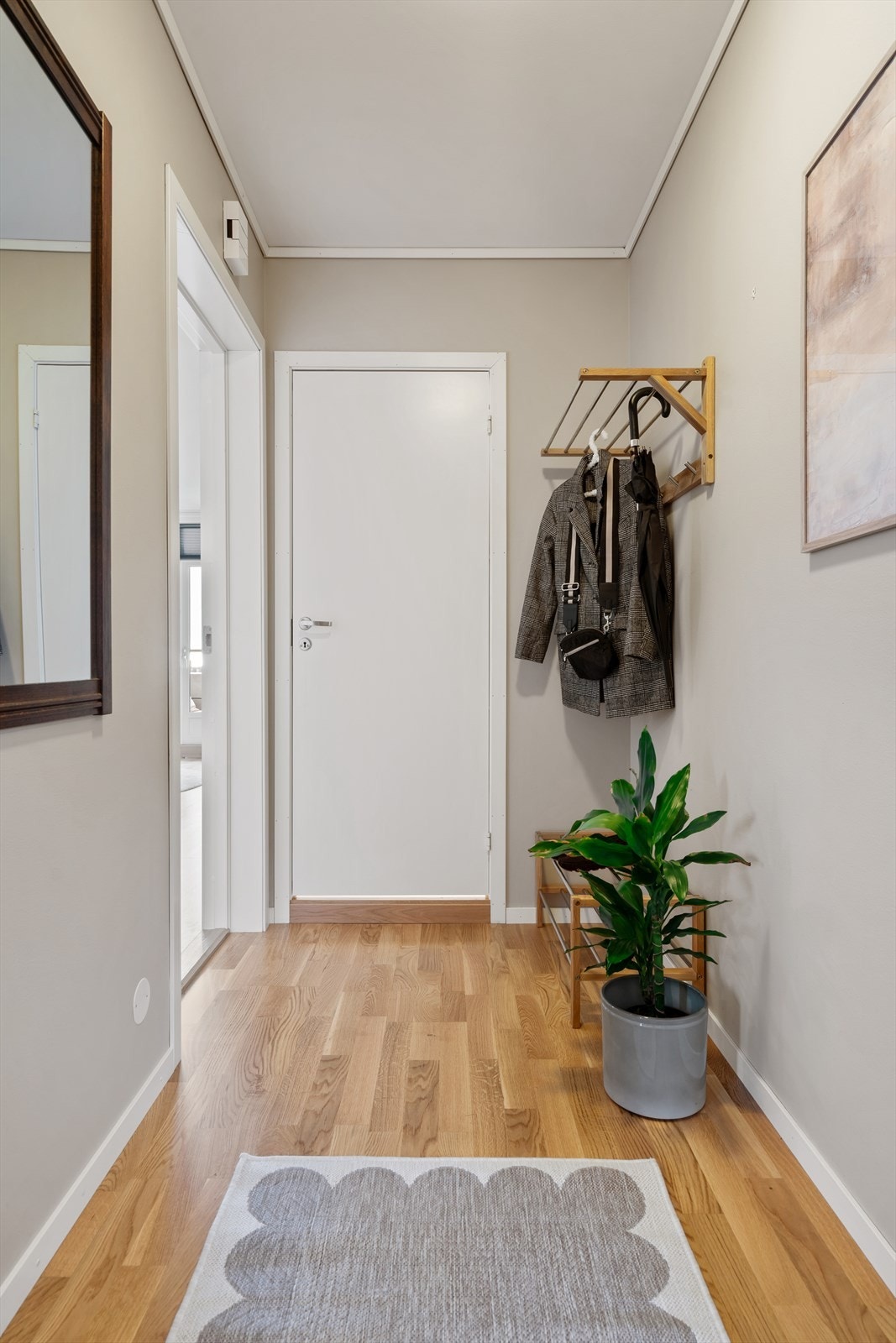 Gang med god plass til å henge fra seg yttertøy og plassere sine sko. Galleribilde