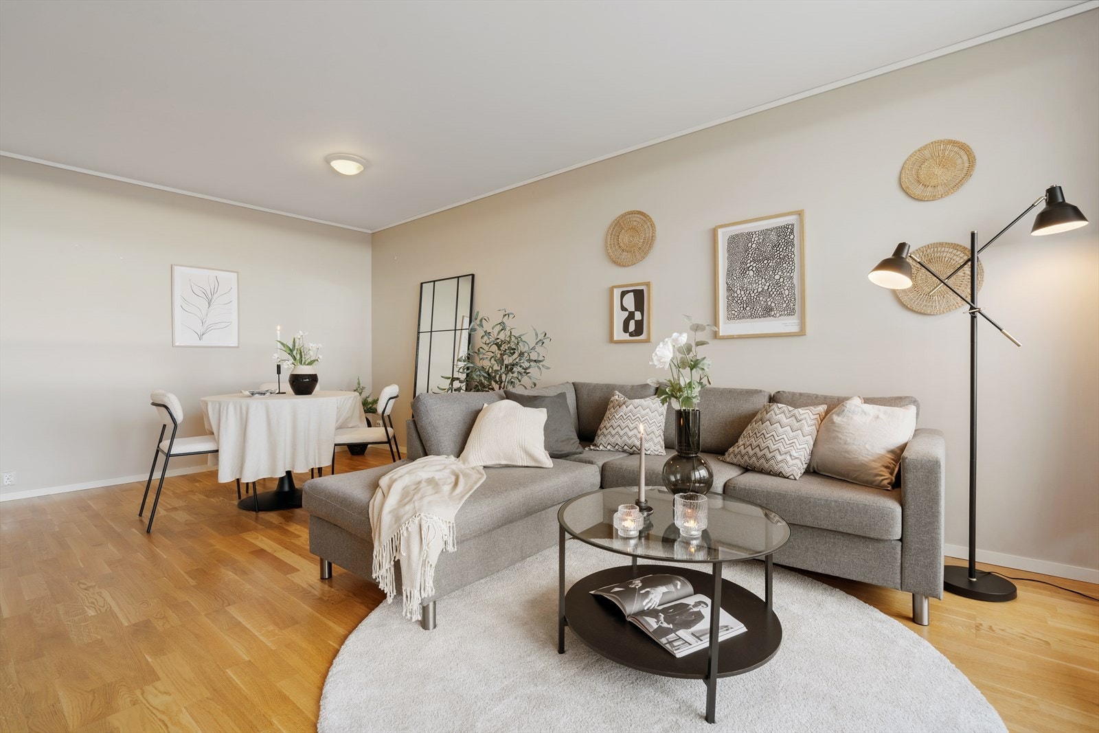 God plass til sitte- og spisegruppe. Galleribilde