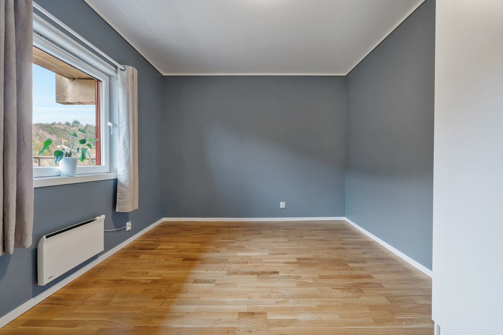 Soverom av god størrelse med god plass til stor seng, og har garderobeskap. Galleribilde
