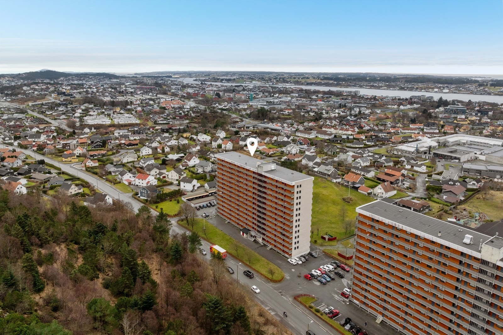 Kort vei til flotte turområder som bl.a. Vardafjellet(Like bak) og Djupadalen m/lysløype som kan benyttes hele året. Galleribilde