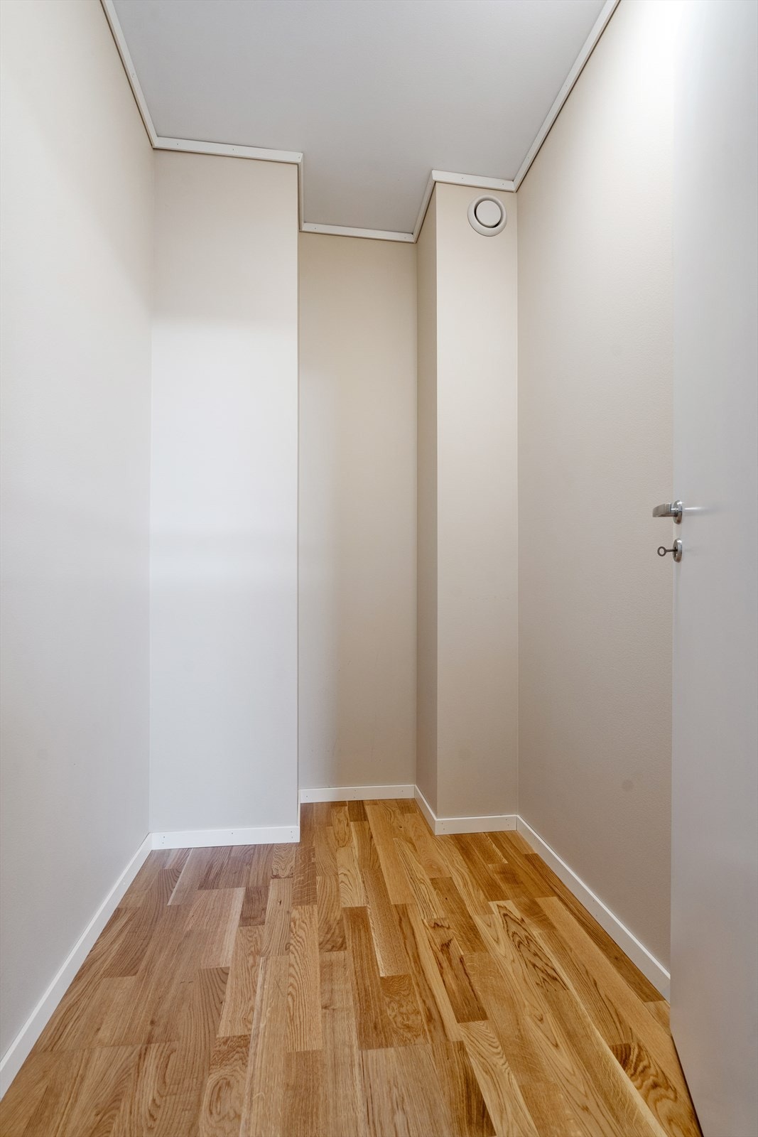 Praktisk bod/Walk-in-closet med gode lagringsmuligheter. Galleribilde