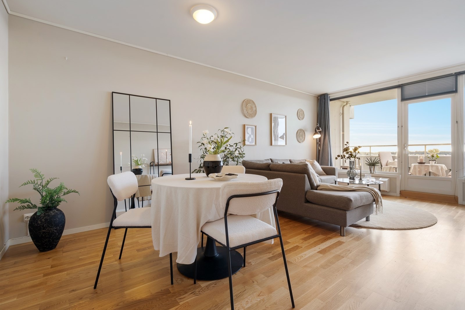 Tiltalende stue med store vindusflater som gir godt med naturlig lysinnslipp og fantastisk utsikt mot Haugesund. Galleribilde