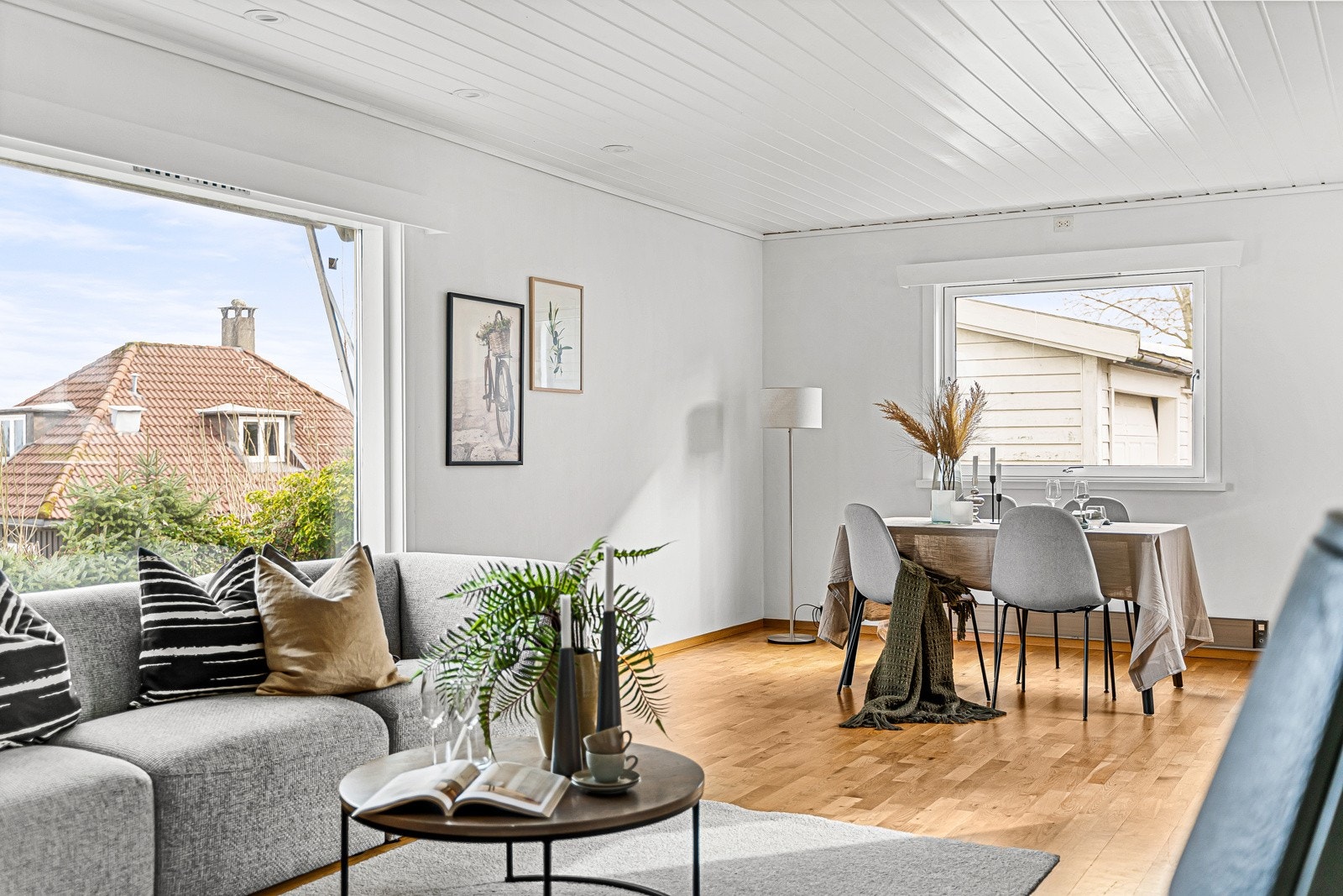 1. etasje består av gang, kjøkken, bad, stue og 2 soverom. Galleribilde