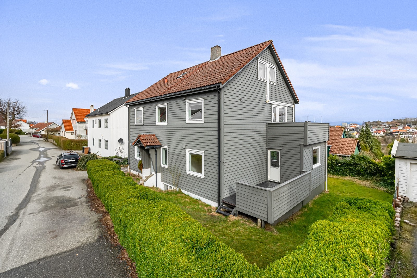 Dette er en romslig leilighet i en horisontaldelt tomannsbolig (1.etg+kjeller) med stort potensial og en attraktiv beliggenhet på Våland. Galleribilde