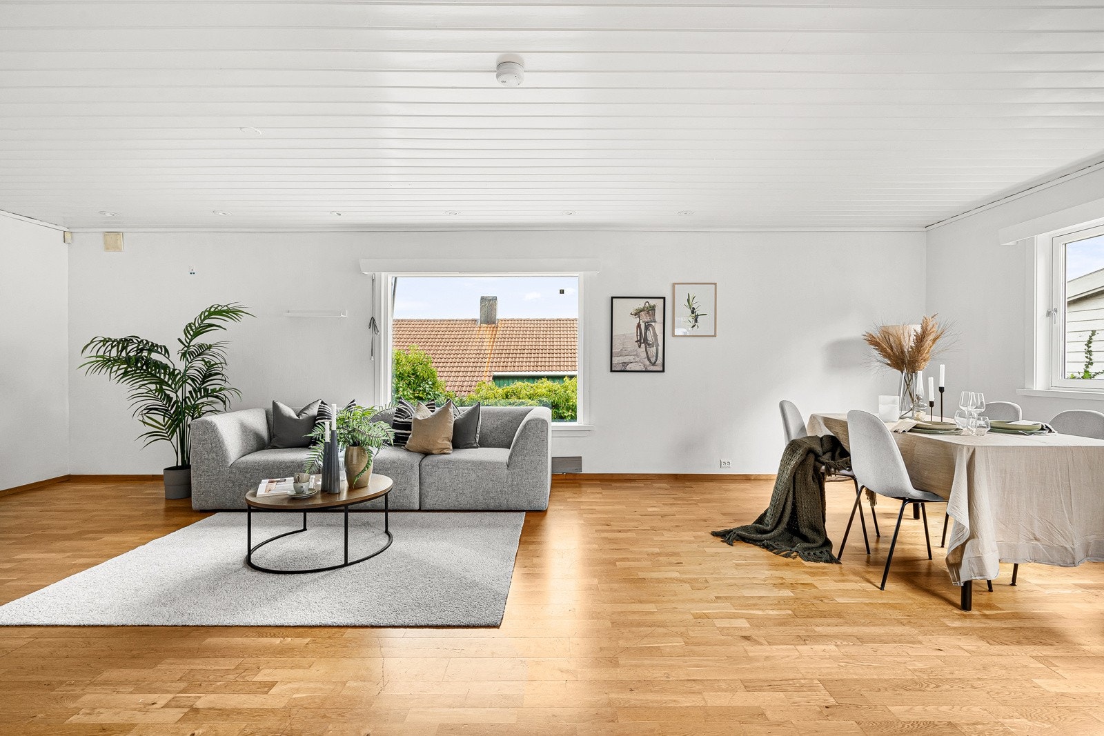 God plass til både sofagruppe og spisegruppe. Galleribilde