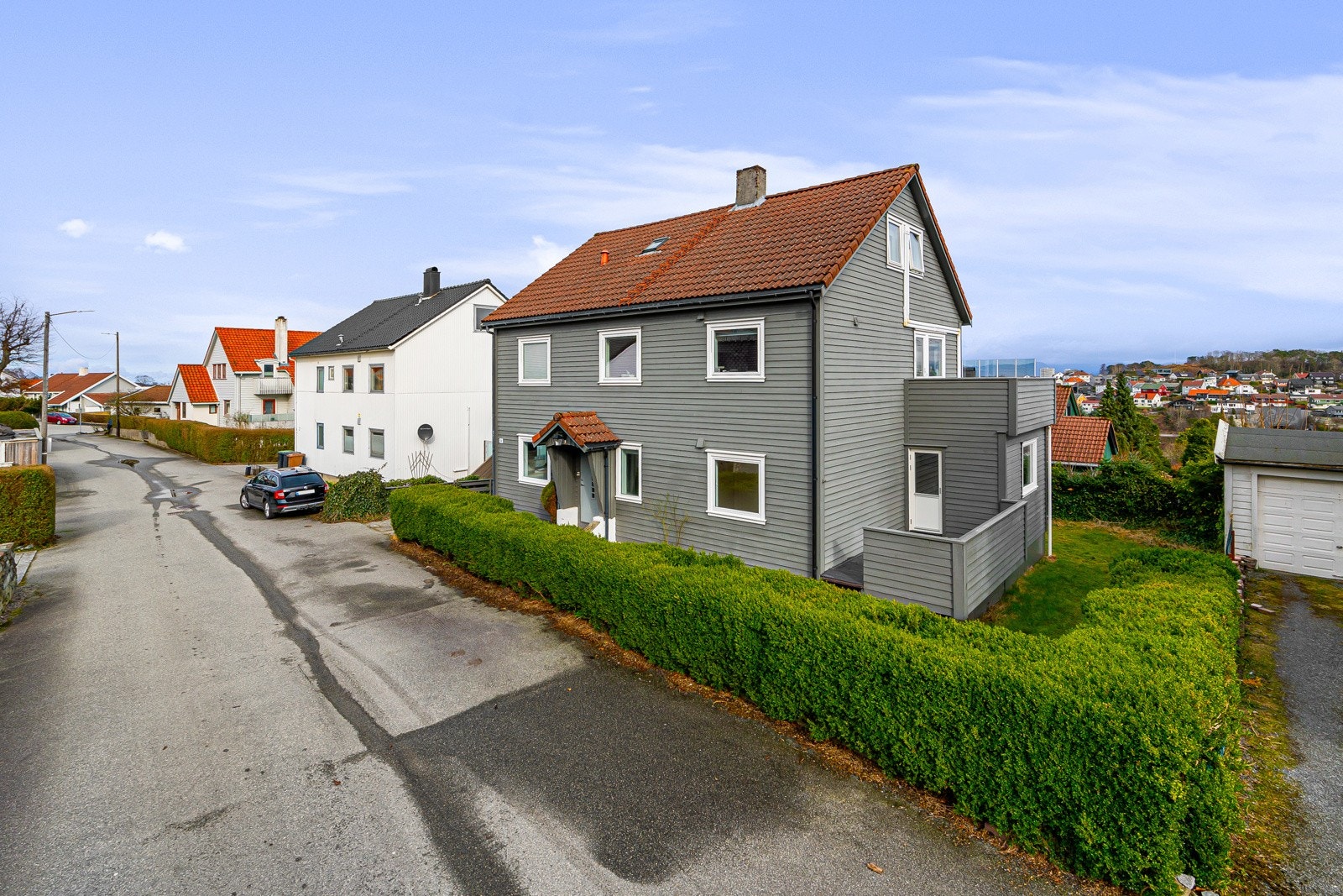 Sentral beliggenhet med kort vei til barnehage, skole, turområder, sentrum, kollektivtilbud og SUS. Galleribilde