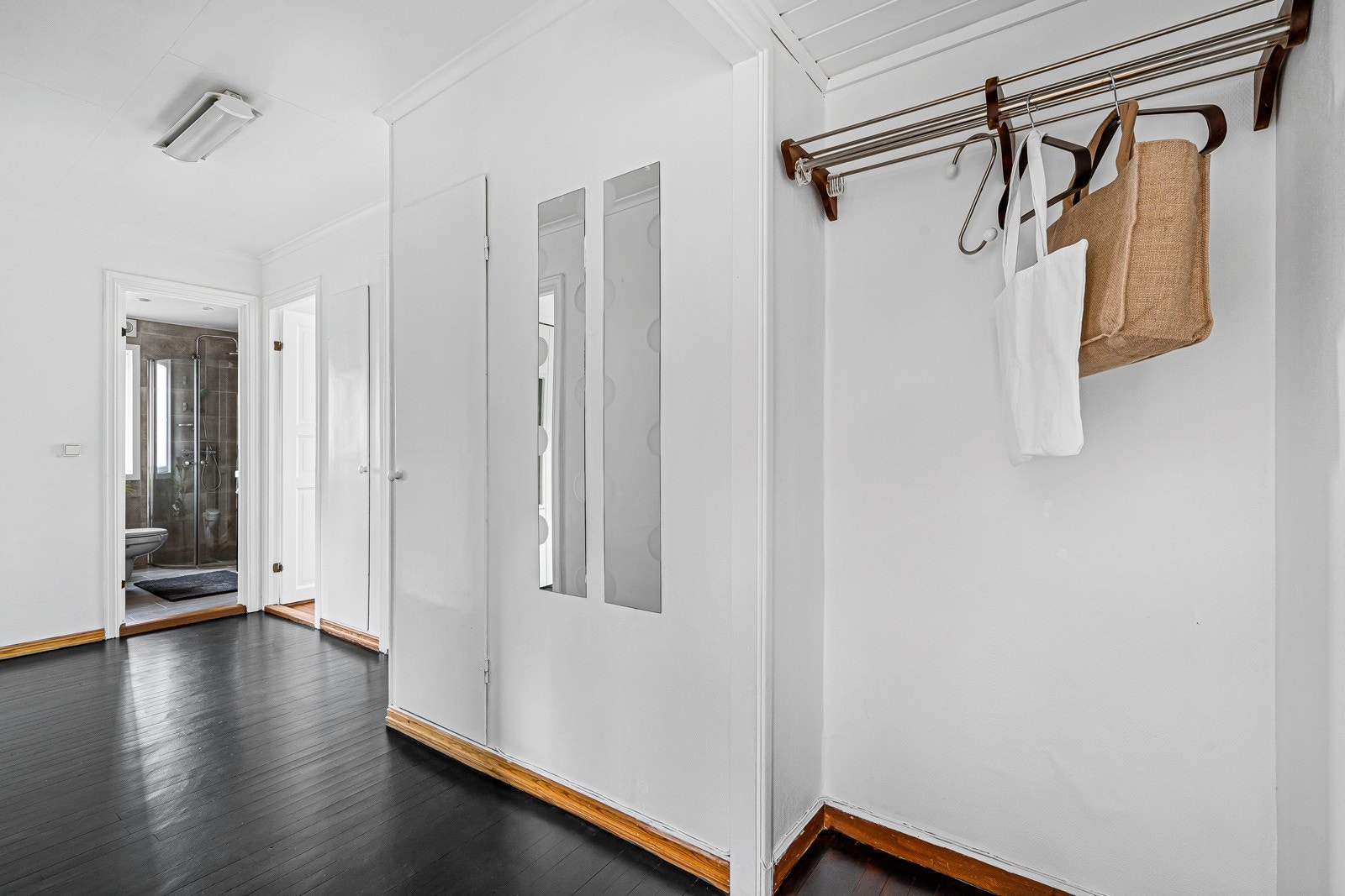 Romslig gang. Galleribilde