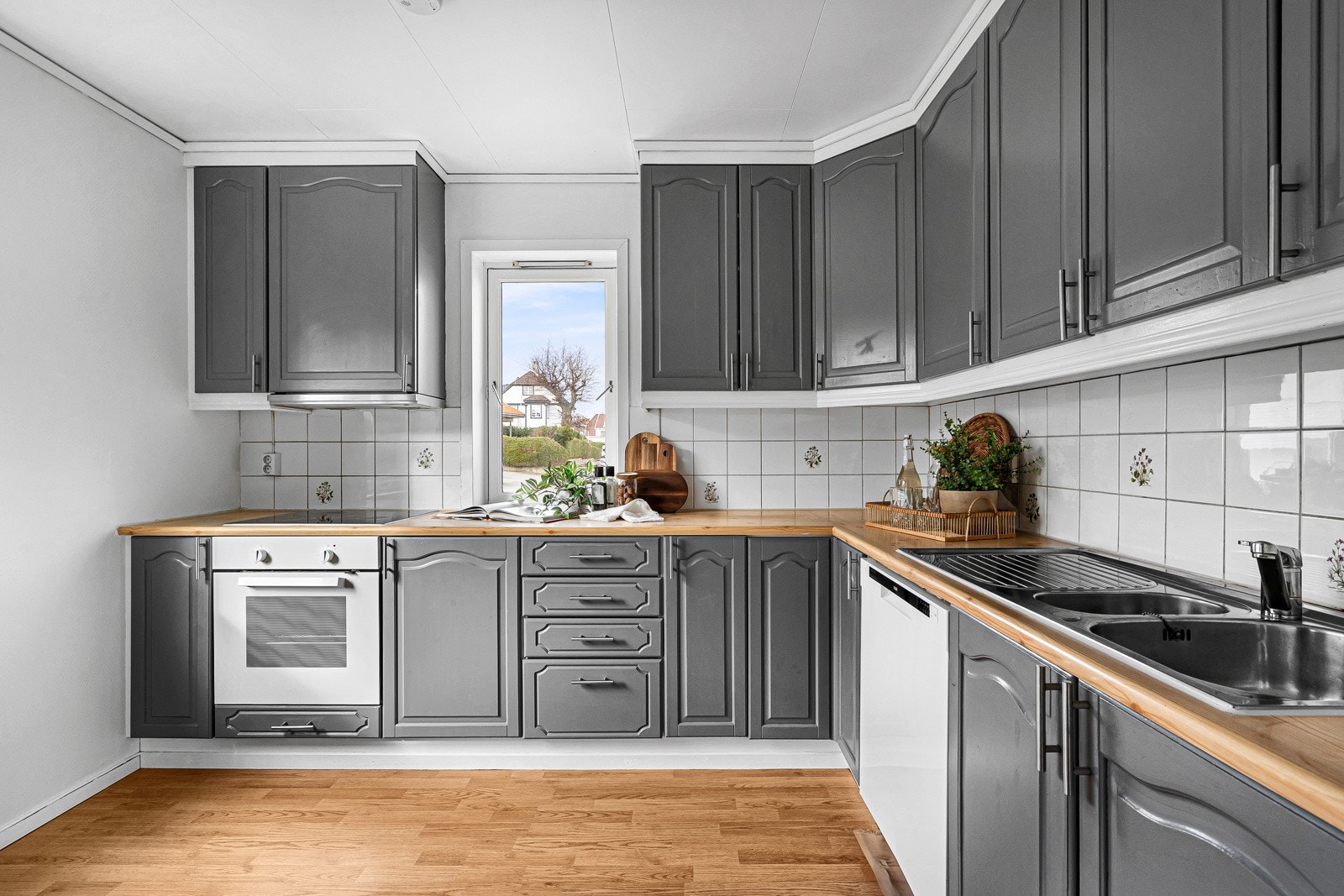 Kjøkken kan skilte med god skap- og benkeplass. Galleribilde