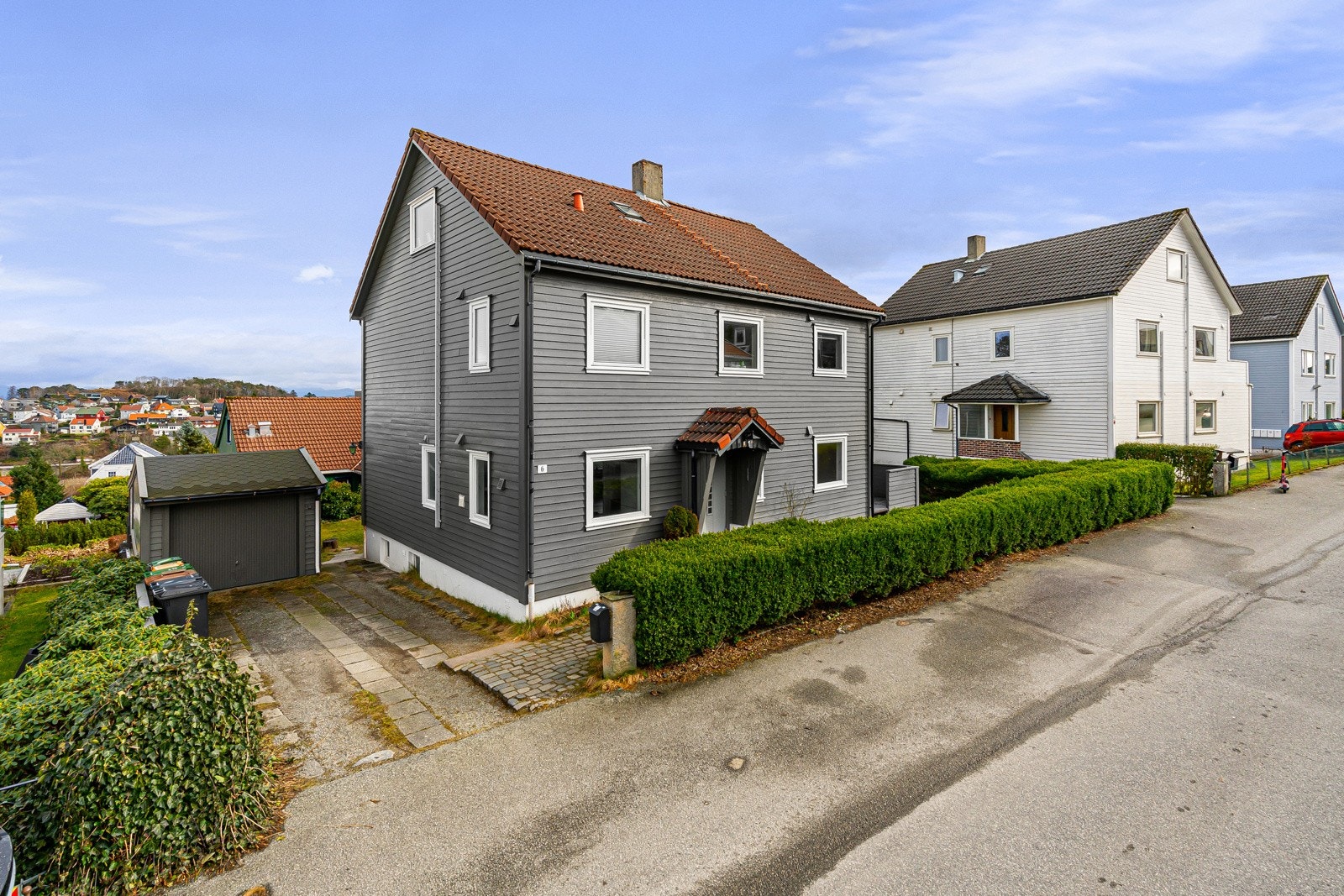 Parkering i felles garasje eller på tomt. Galleribilde