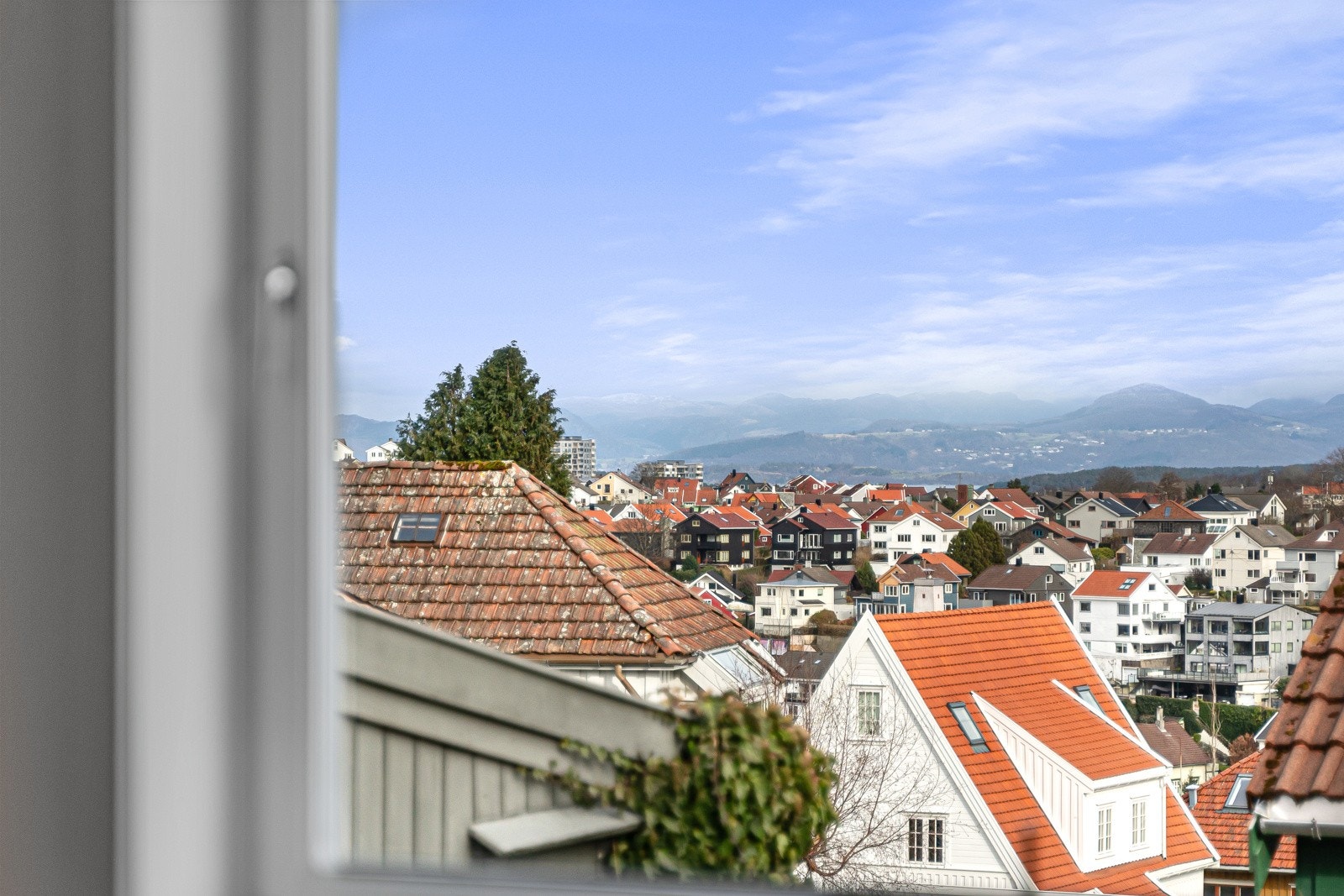 Store vindusflater og nydelig utsikt fra stuen! Galleribilde