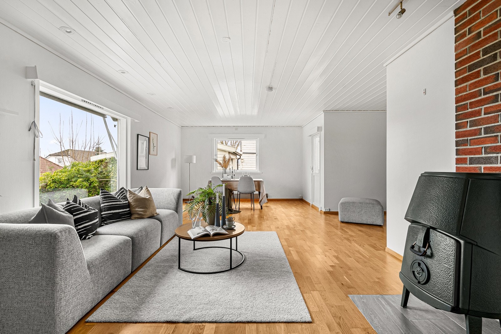 Velkommen inn! Leiligheten måler totalt 160 kvm BRA fordelt på 2. etasjer. Galleribilde