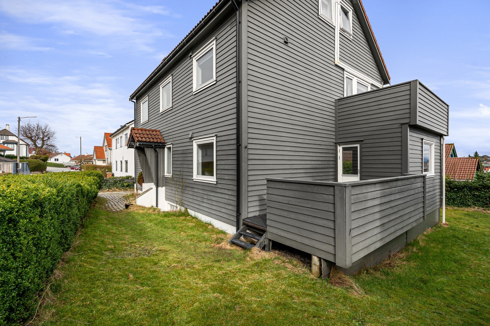 Fra terrassen kan man ta seg videre ut til felles hage. Galleribilde