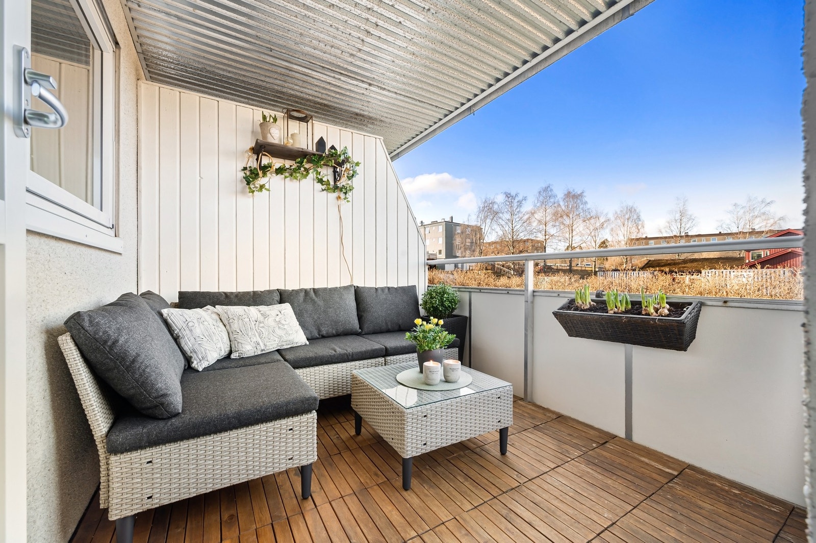 Balkong på 6 kvm med glimrende solforhold fra ca. kl. 13:00 - 22:00 på sommerstid. Galleribilde