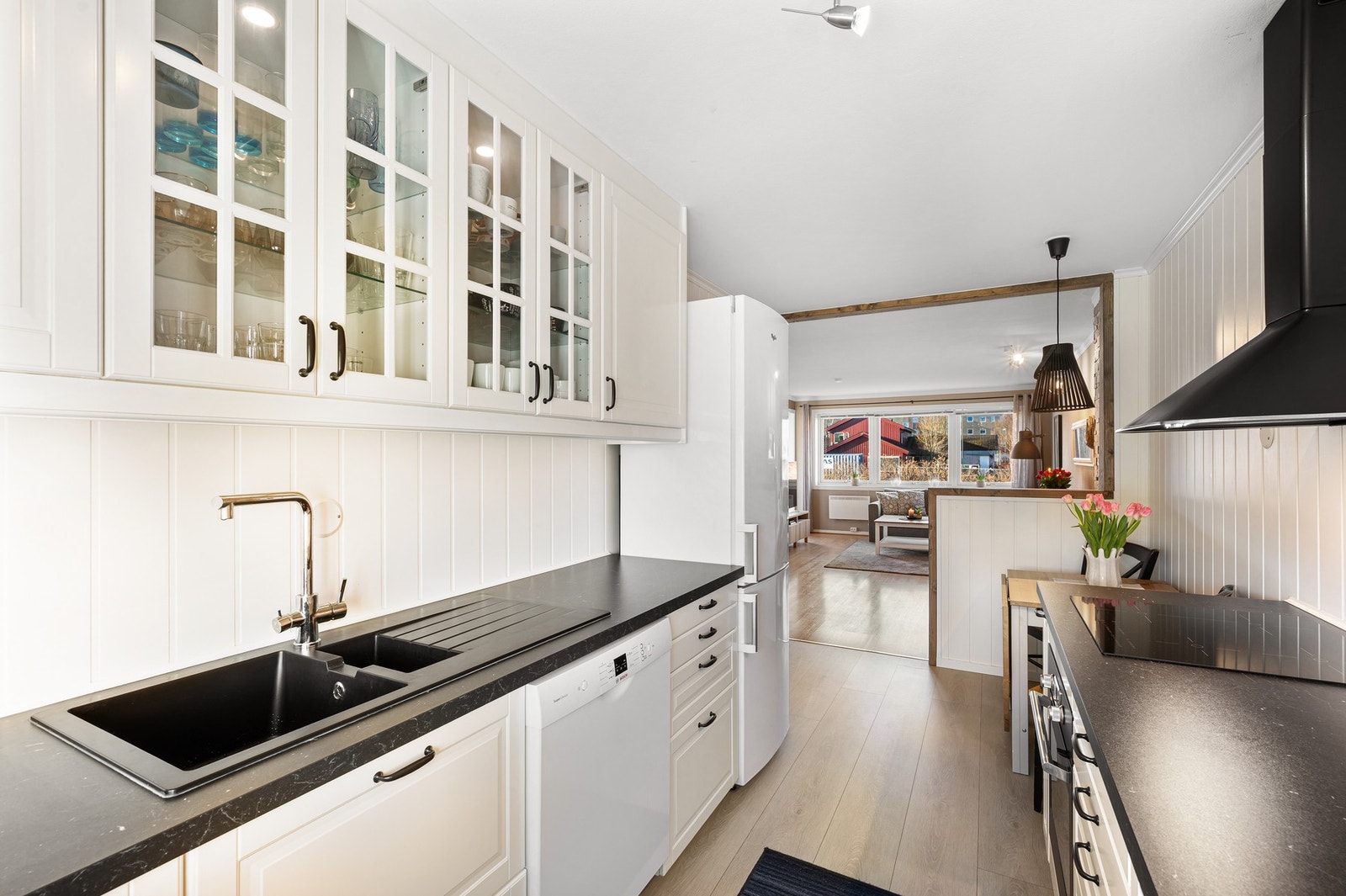 Takhøy innredning med glassfronter og innvendig belysning. Galleribilde