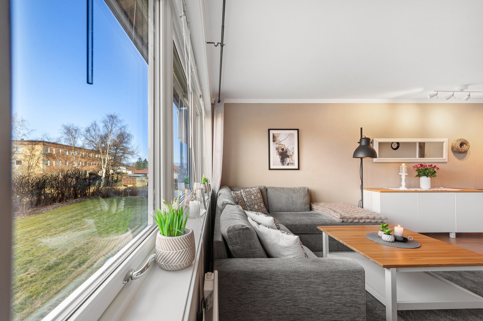 Praktisk å plassere blomster og annet nips i de dype vinduspostene. Galleribilde