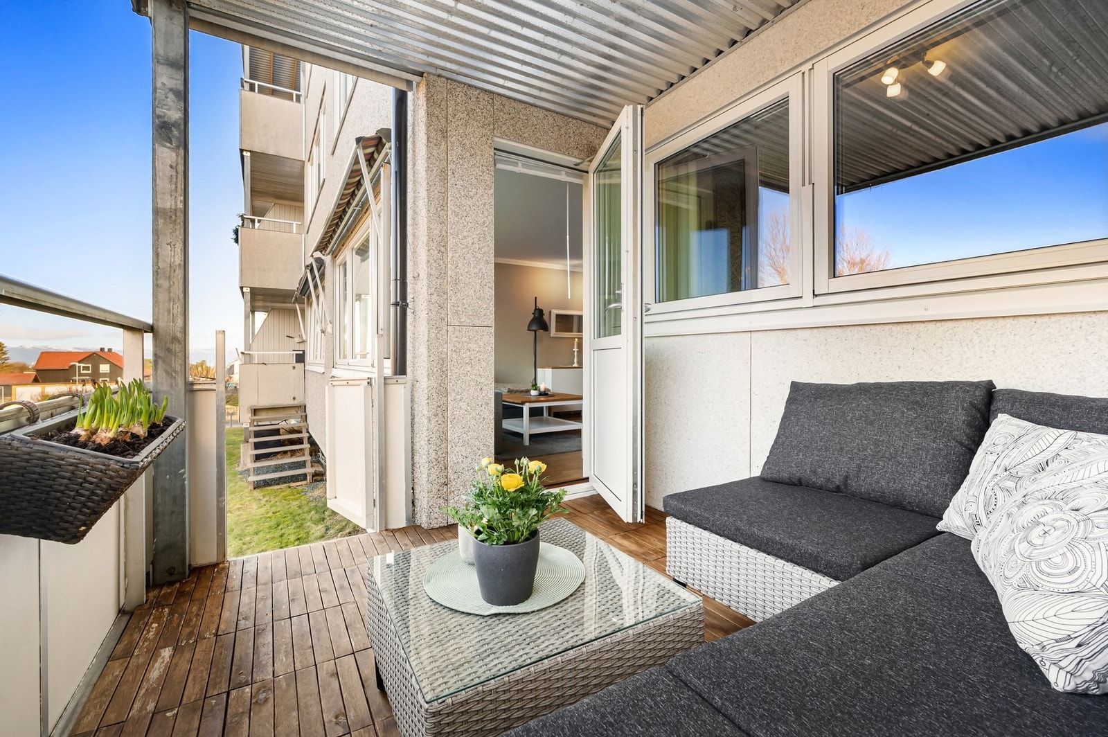 Mange vil sette pris på å ha direkte nedgang til den grønne plenen - og denne er det knapt ingen som bruker, så her er det bare å slå seg løs! Galleribilde