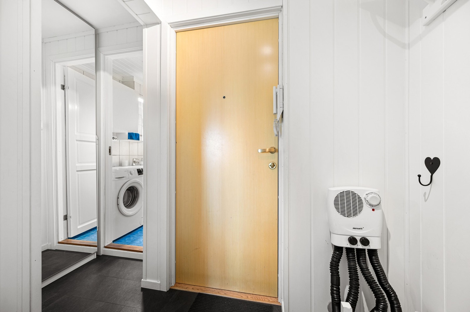 Inngangsparti med klesoppbevaring til venstre. Galleribilde