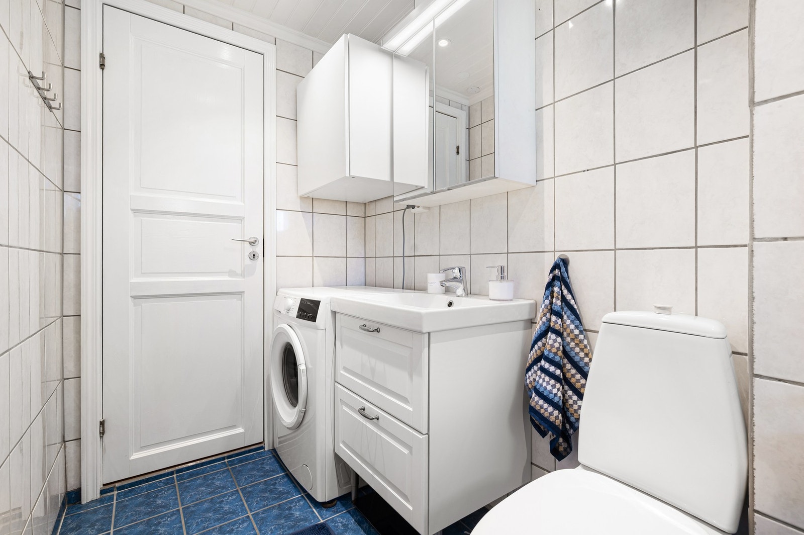 Innredningen og downlights i tak er fra 2019. Opplegg for vaskemaskin. Galleribilde