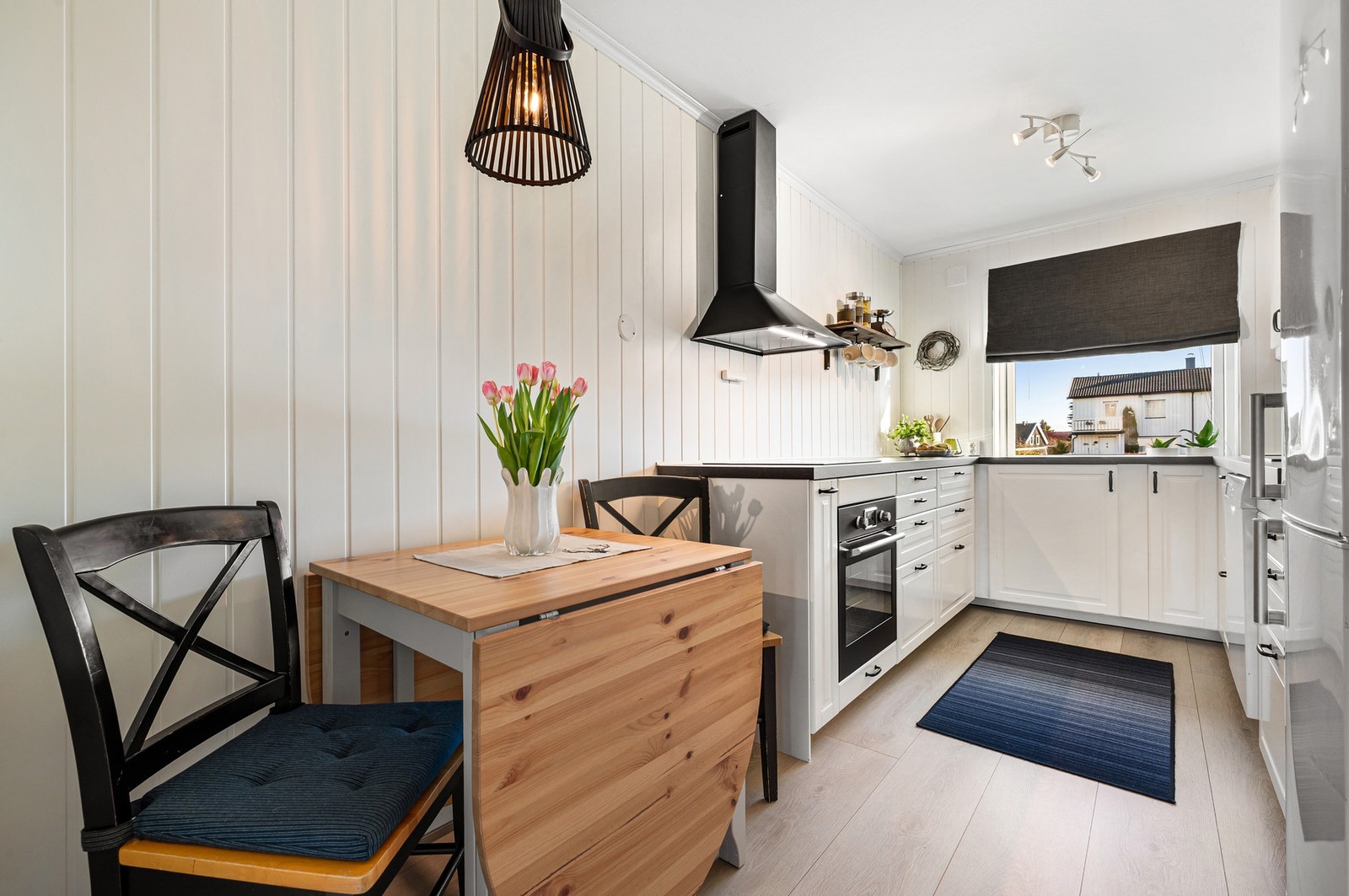 Lekkert kjøkken fra 2019 med mye skap- og benkeplass Galleribilde