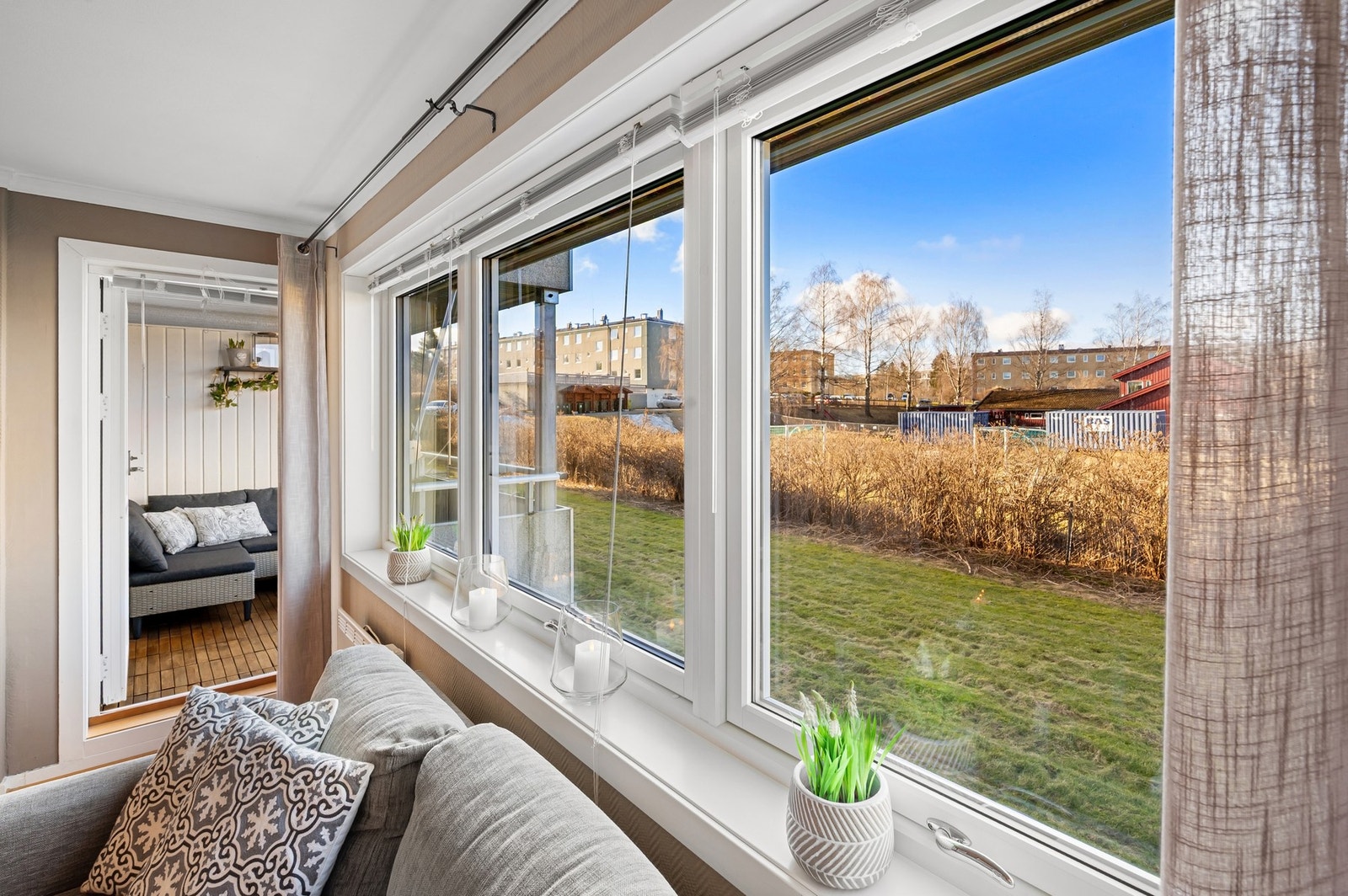 Rett utenfor leiligheten er det et stort og skjermet grøntområde. Galleribilde