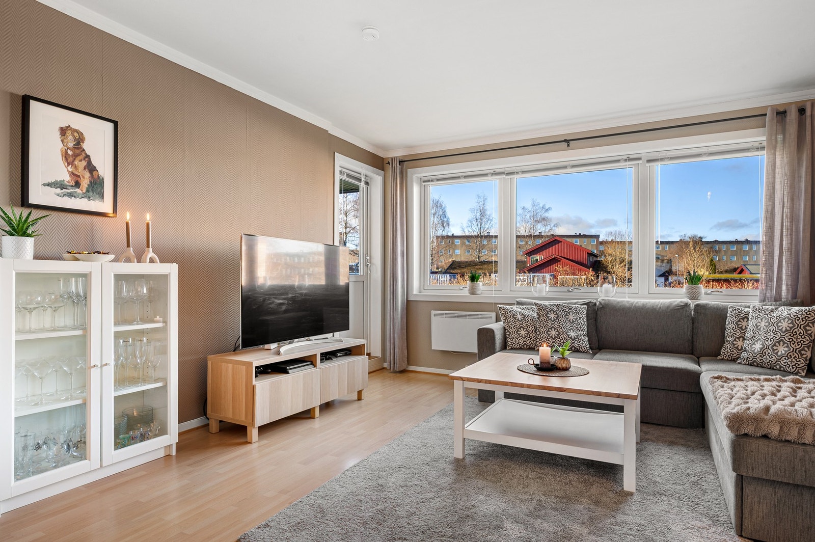 Store vindusflater, kombinert med overflater malt i tidsriktige farger, gir denne leiligheten en lett og luftig atmosfære. Galleribilde