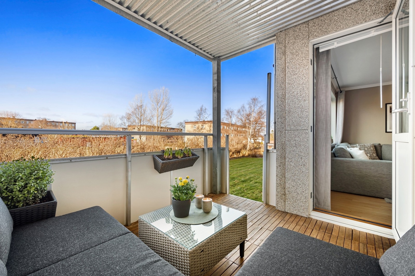 Her sitter du svært usjenert til, med mye luft mellom omkringliggende bygg. Galleribilde