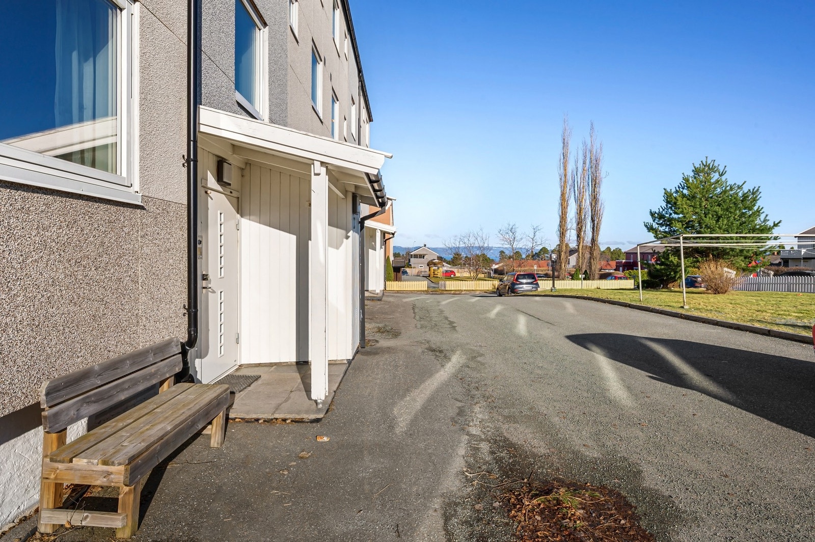 Inngangspartiet til bygget. Borettslaget er godt driftet og har solid økonomi. Egen p-plass følger leiligheten, og borettslaget har lagt opp felles ladepunkter på tomten. Galleribilde