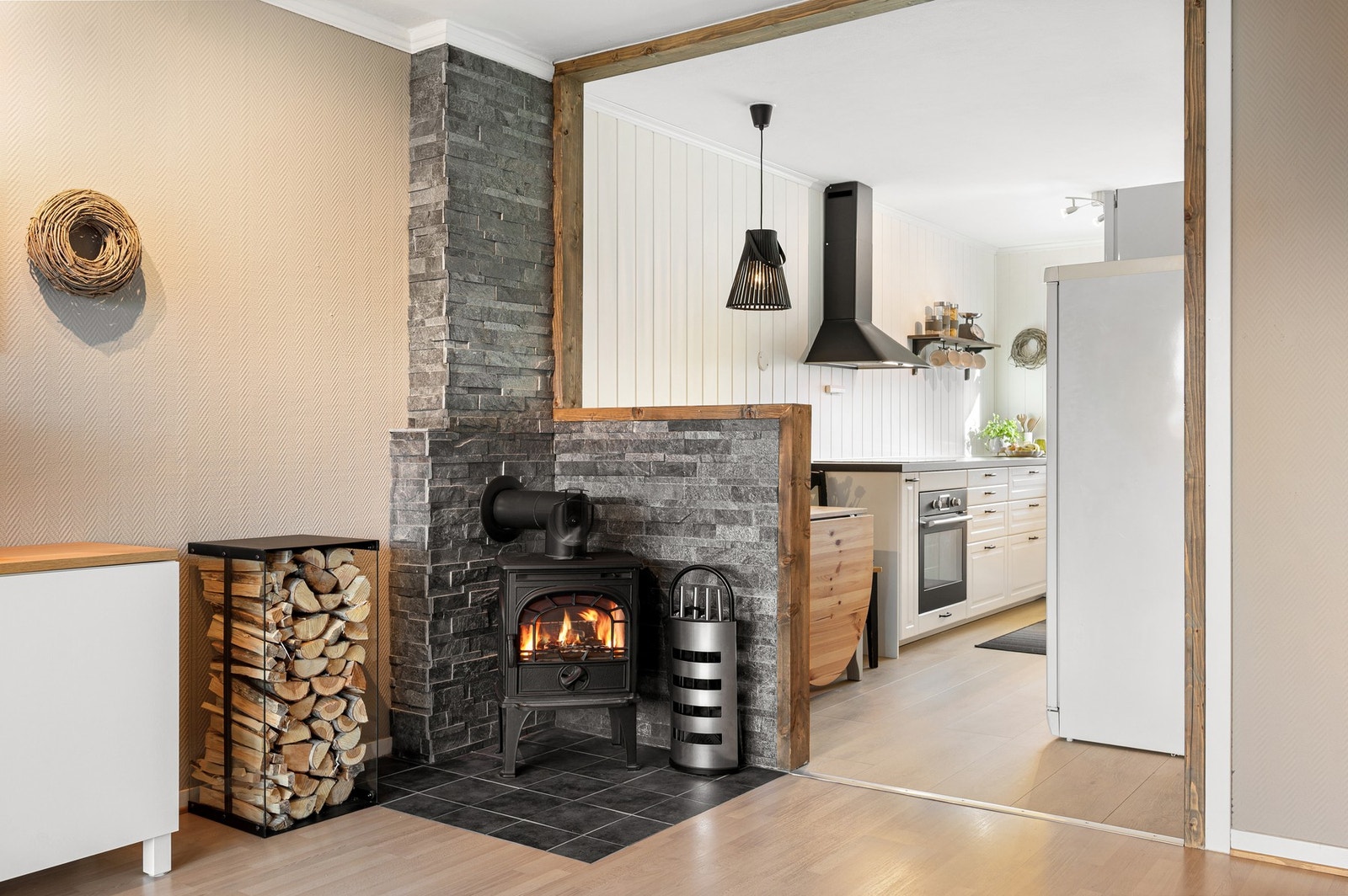 Flott peisovn og flislegging fra 2019. Våren/sommeren 2025 skal borettslaget rehabilitere pipeløpene ved å sette ned stålrør. Galleribilde