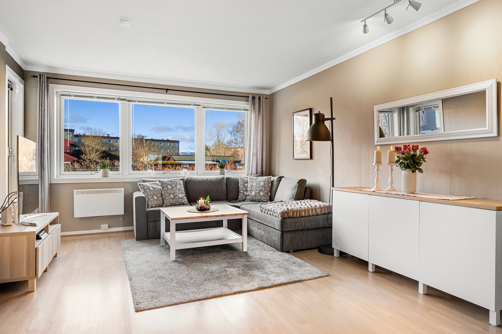 Her får du en flott leilighet som har vært gjenstand for en rekke oppgraderinger i nyere tid. Plass til både sofagruppe og spisebord. Galleribilde