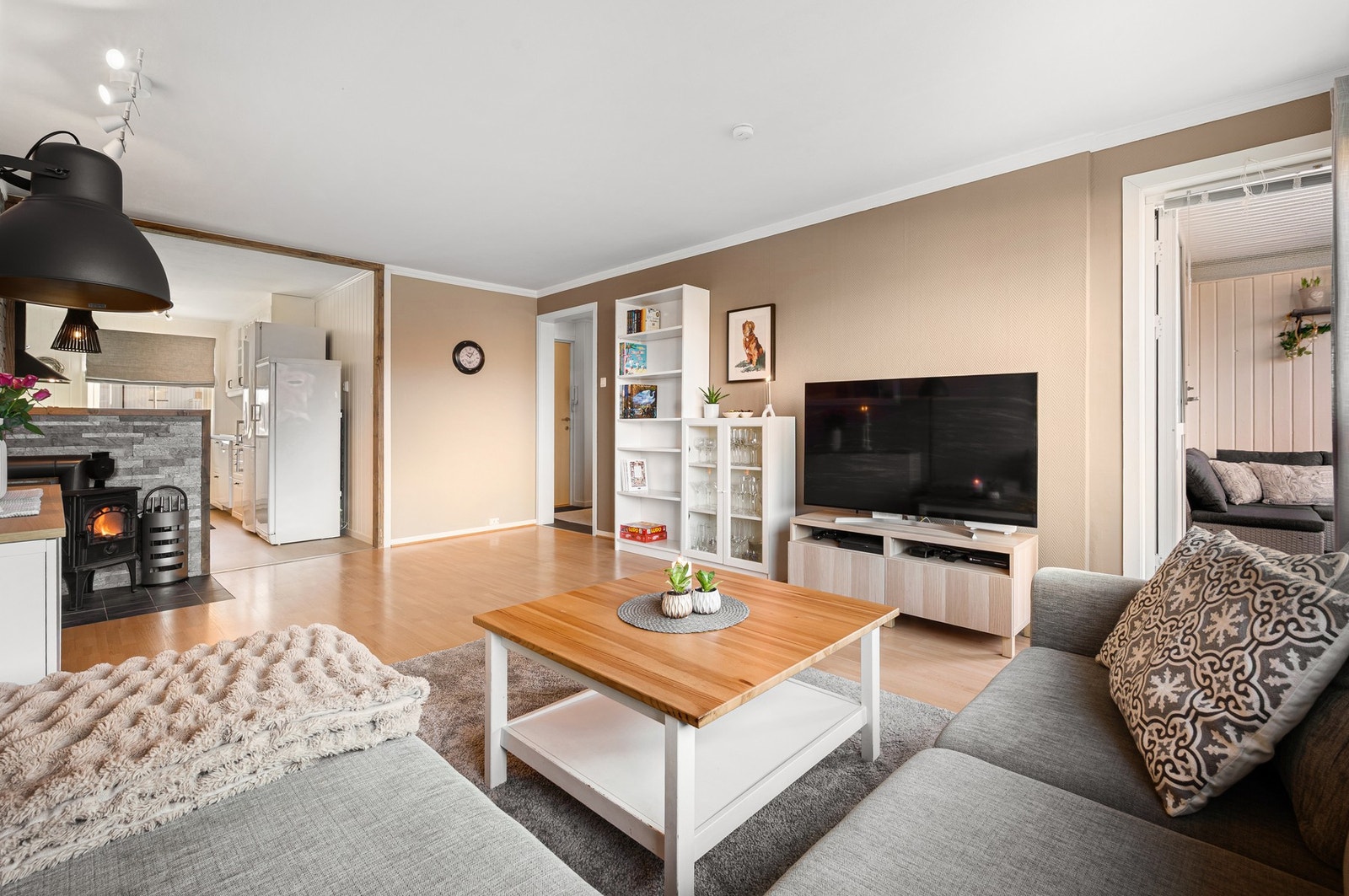 Fra stuen er det utgang til den vestvendte balkongen. Galleribilde