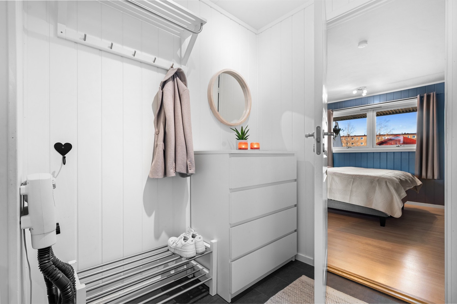 Rett utenfor ytterdøren er sikringsskapet med automatsikringer lokalisert. Galleribilde