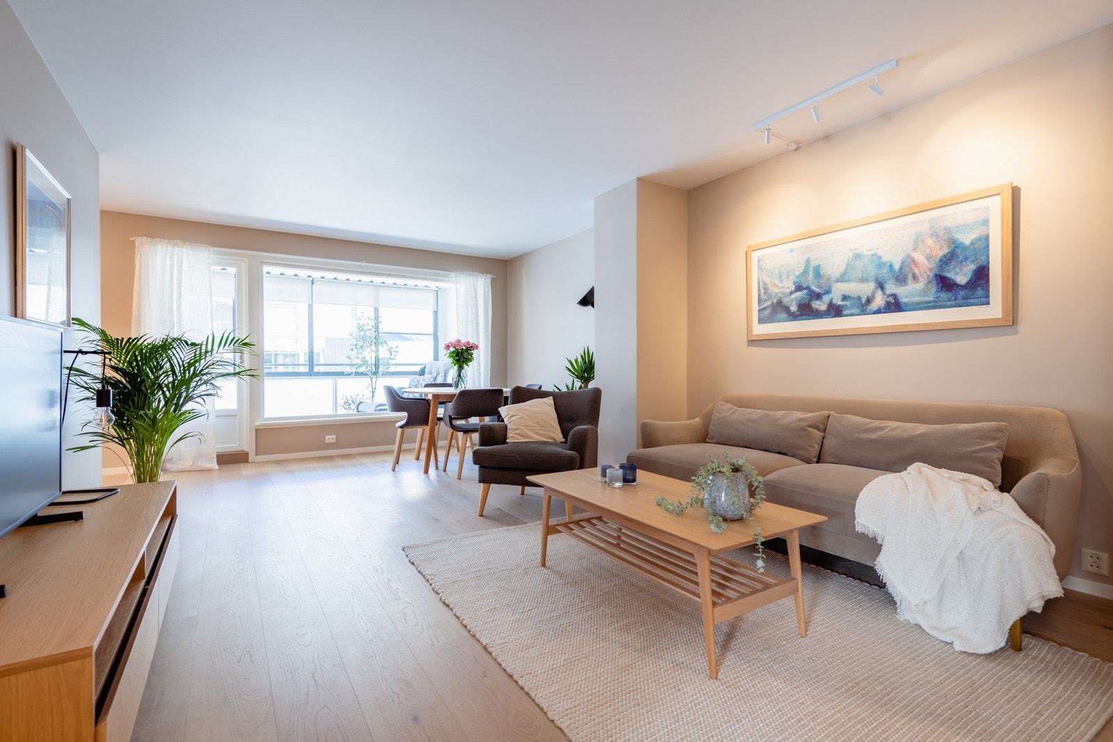 Leiligheten har oppussede flater fra 2025, med gjennomgående slette flater og behagelige fargevalg. Her kan du virkelig flytte rett inn! Galleribilde