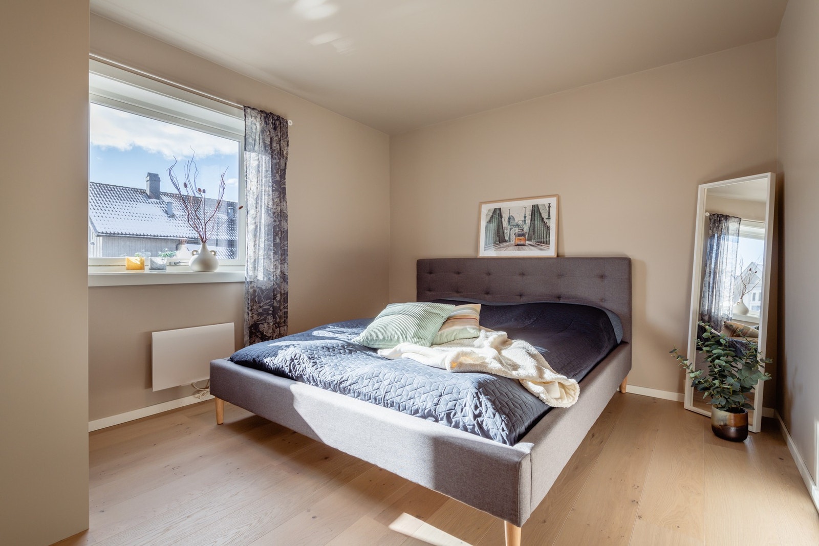 Hovedsoverom, som også er delikat oppusset. Garderobeskap medfølger. Galleribilde