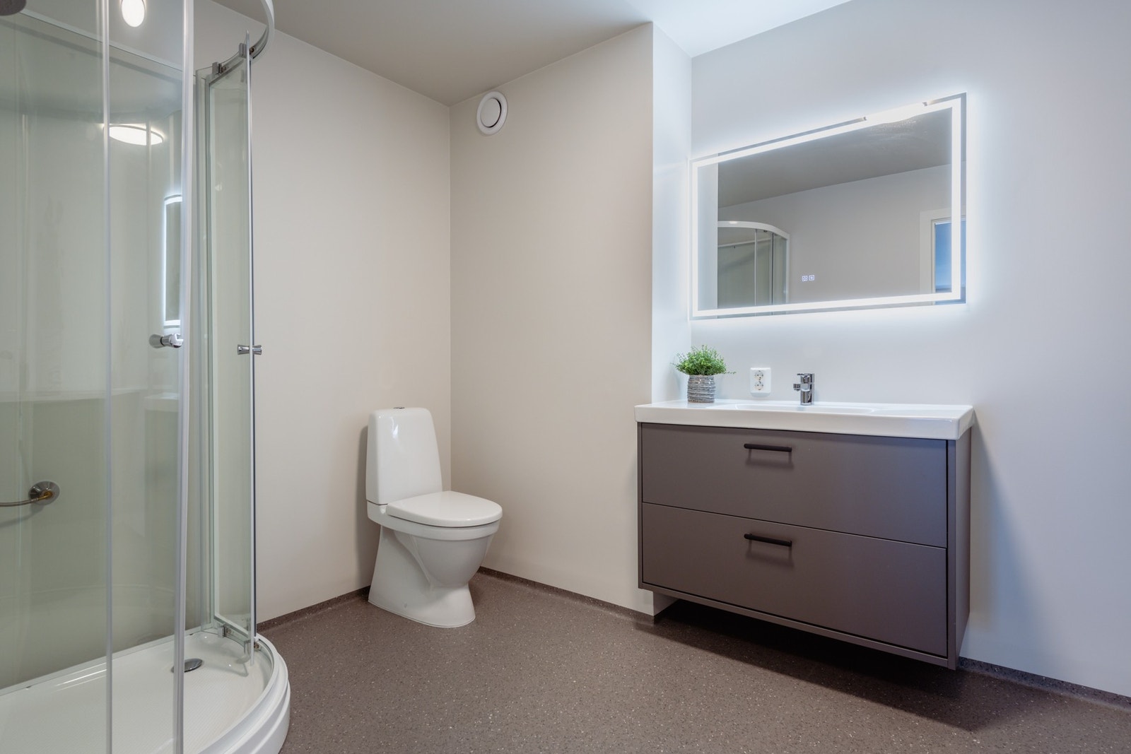 Leiligheten har nyoppusset bad/vaskerom. Det er belegg på gulv med varmekabler. Galleribilde