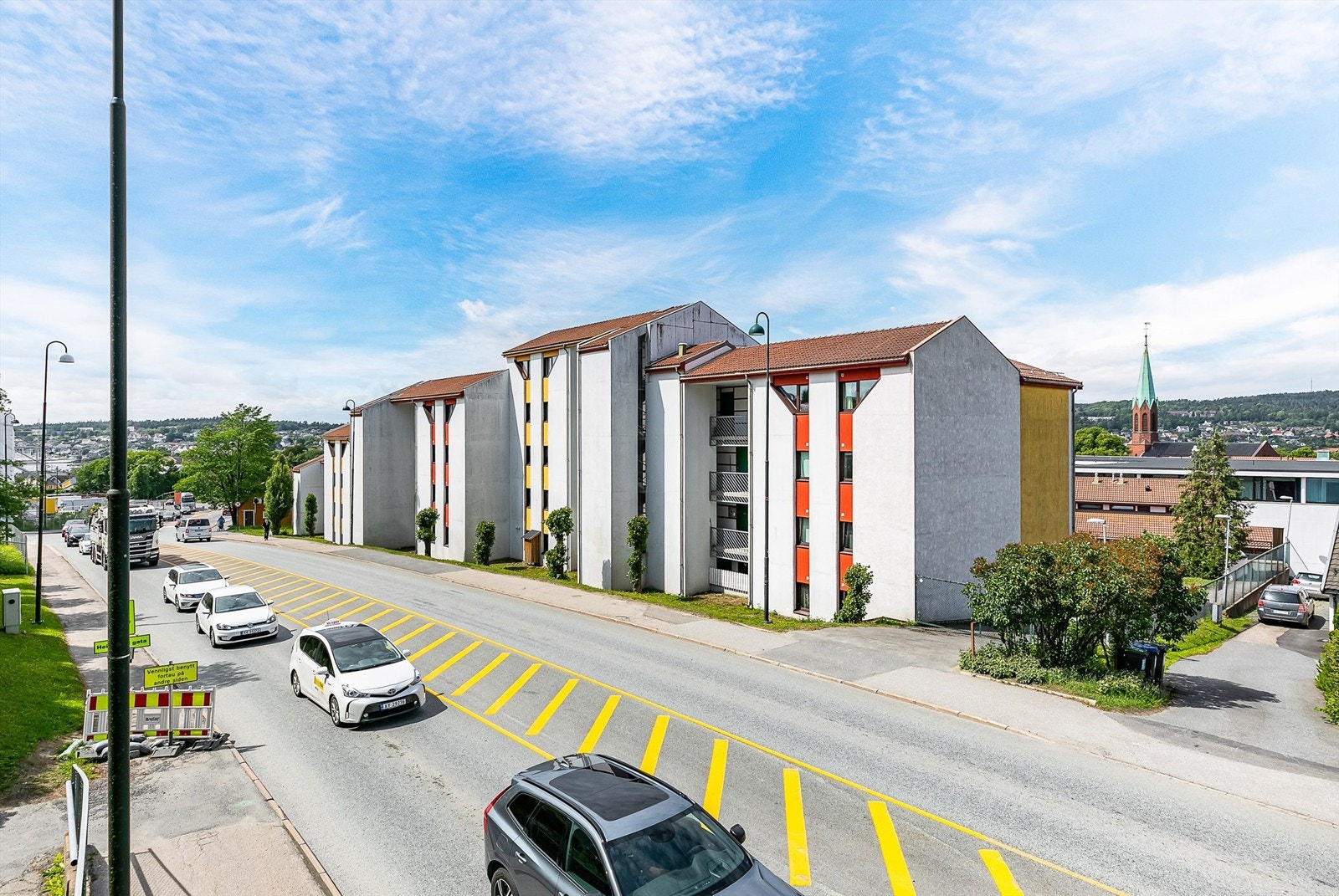 Bussholdeplasser finnes like utenfor, til togstasjonen er det kun kort gangavstand. Galleribilde