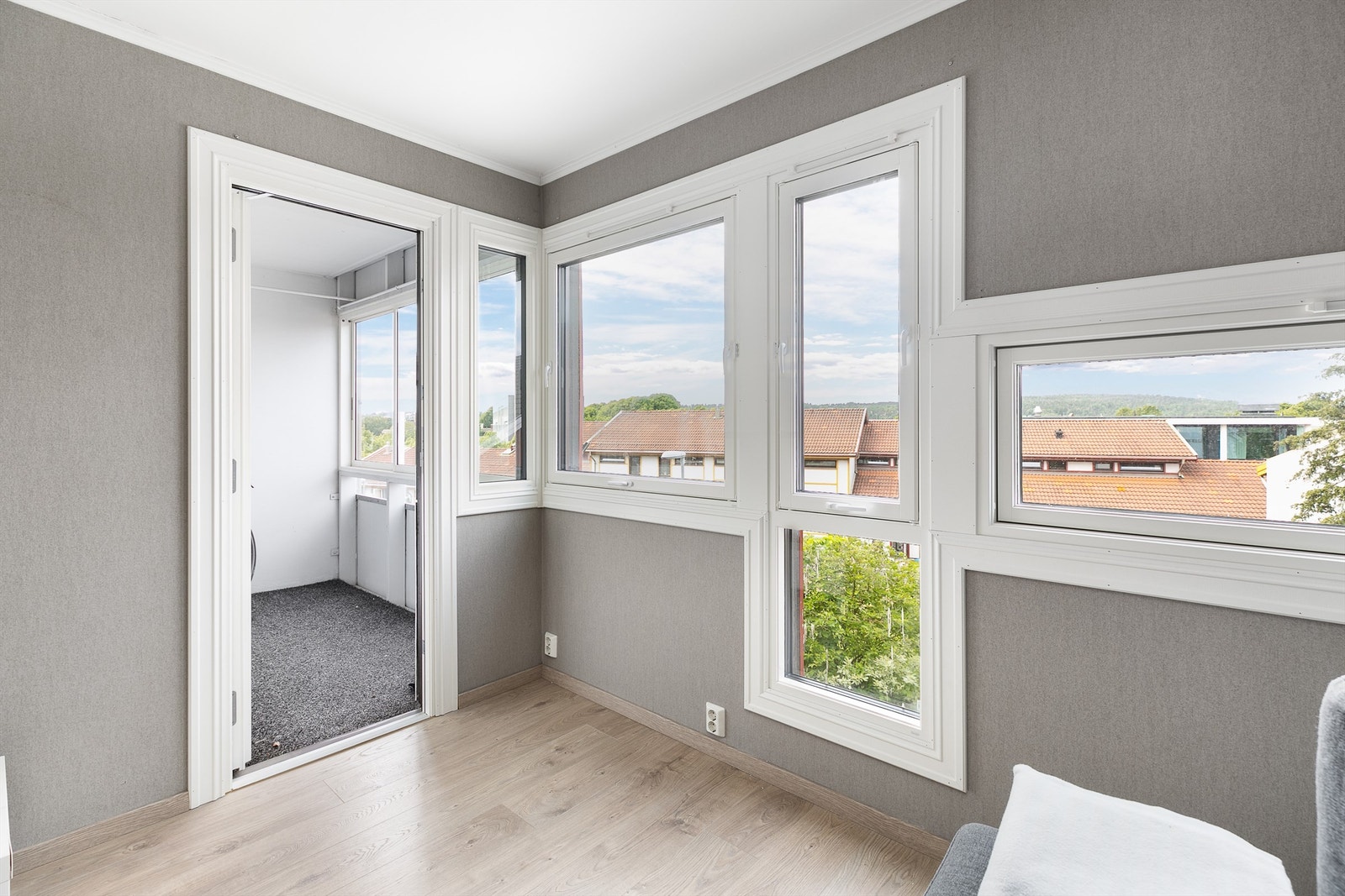 Balkongdør og vinduer er fra 2023. Galleribilde