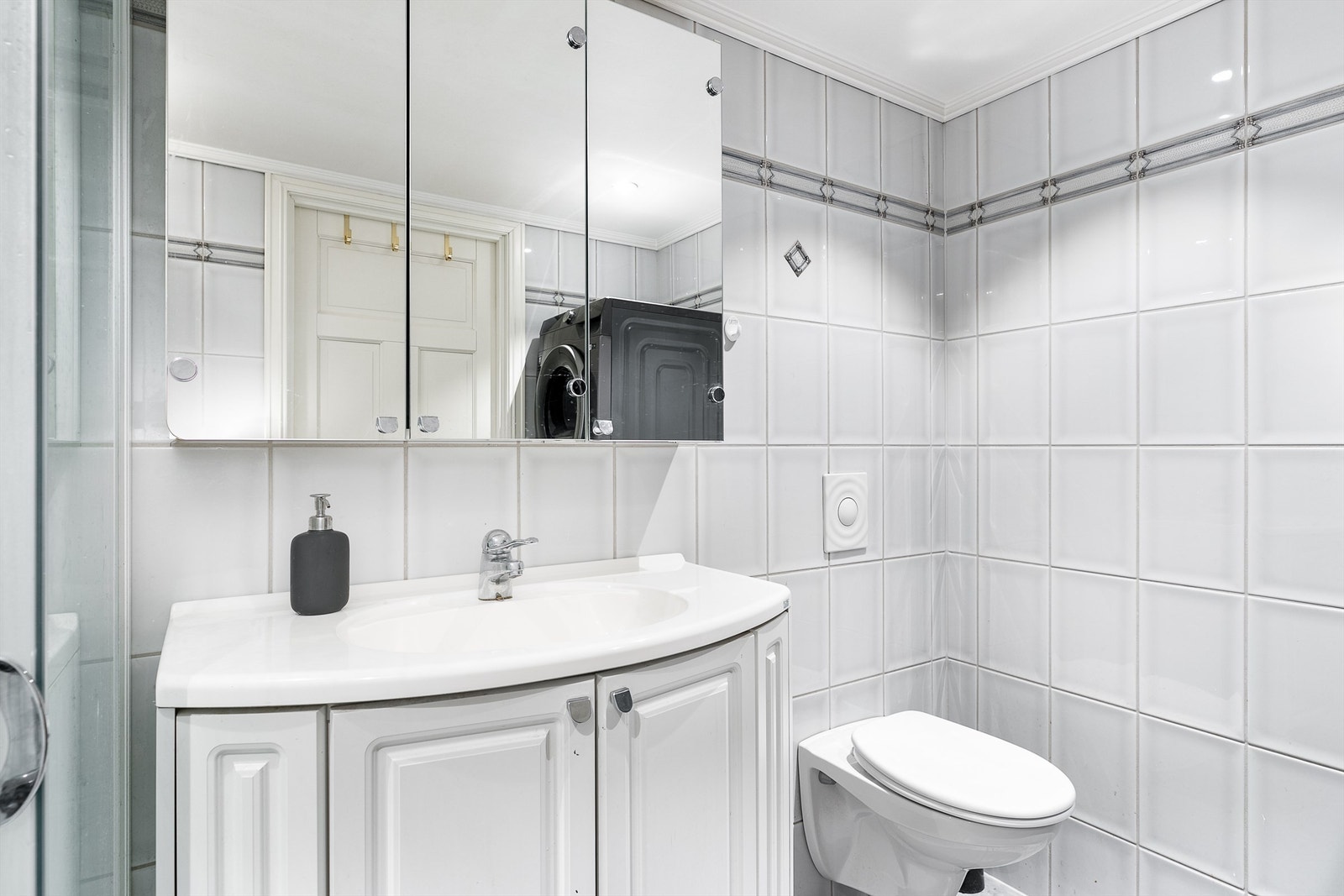 Badet ble også pusset opp rundt 2015/2016. Gulv og vegger er flislagt, himlingen har innfelte spotter som kan dimmes. Galleribilde