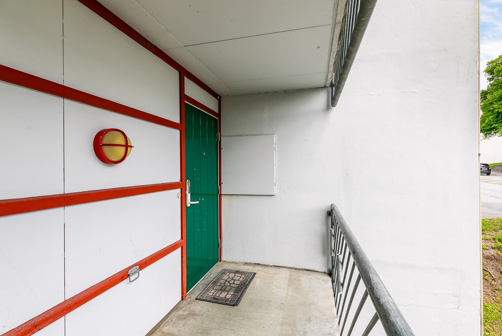 Leiligheten har adkomst til egen ytterdør via felles svalgang. Galleribilde